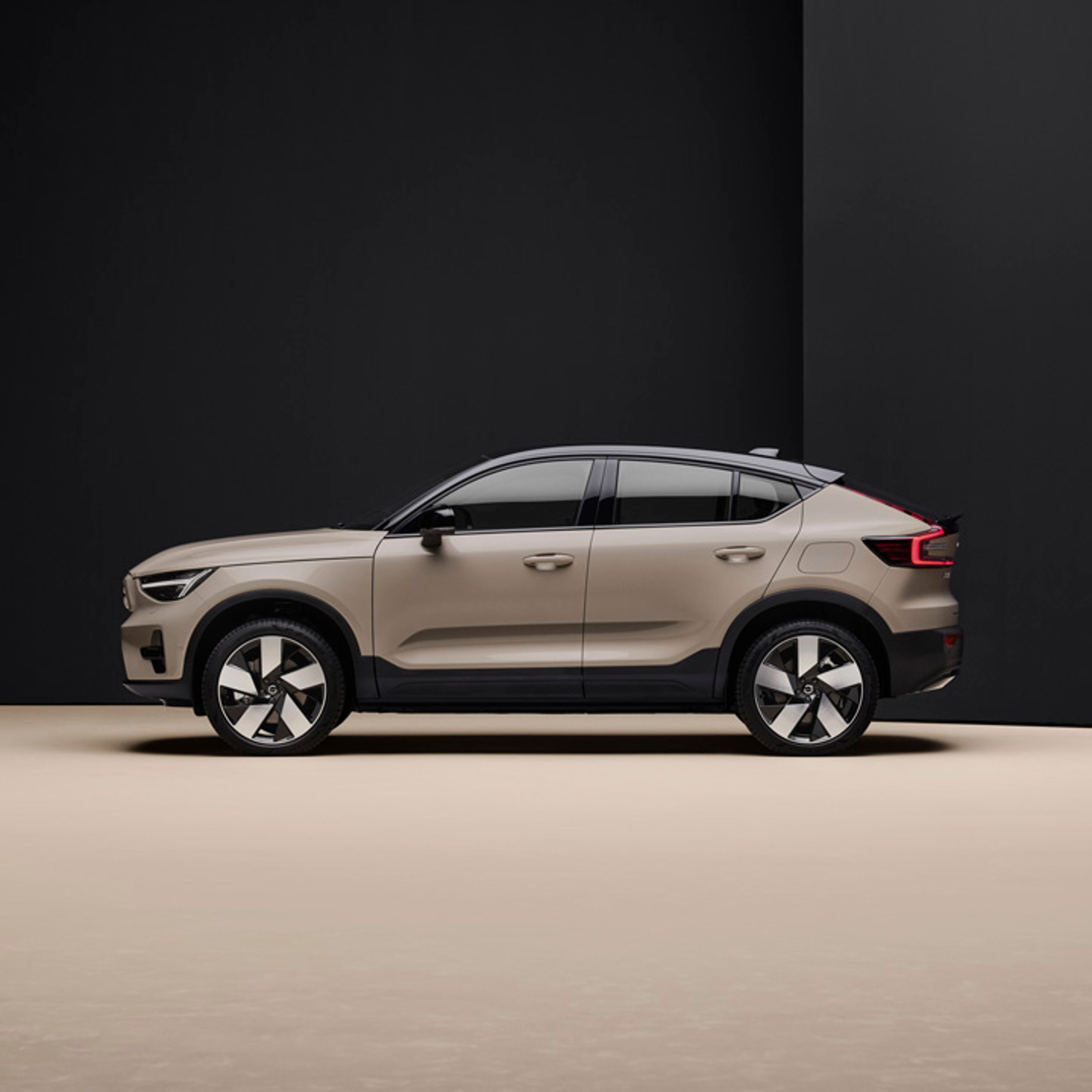 Volvo EC40 vista lateral