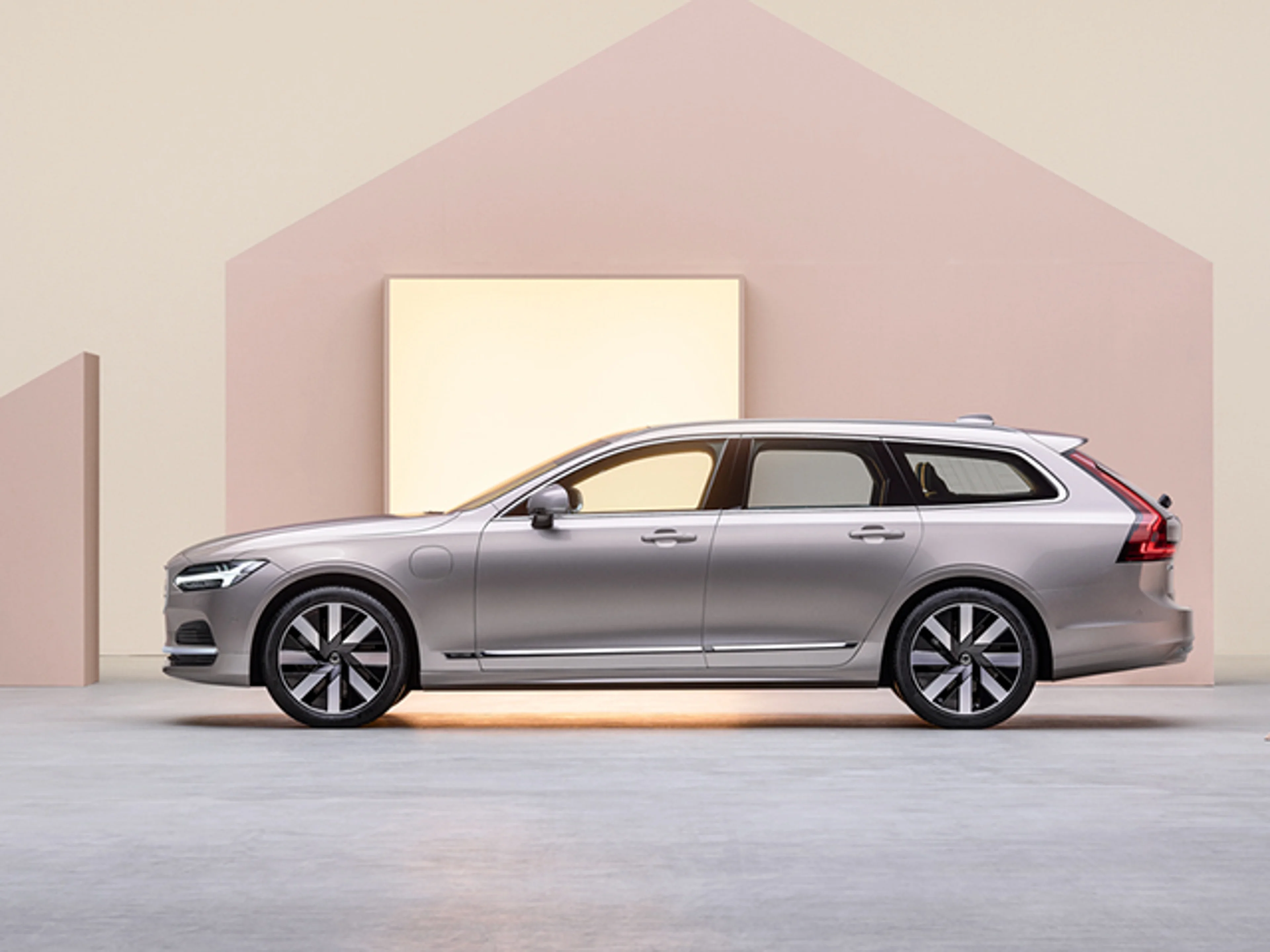 Silvrig Volvo V90 från sidan