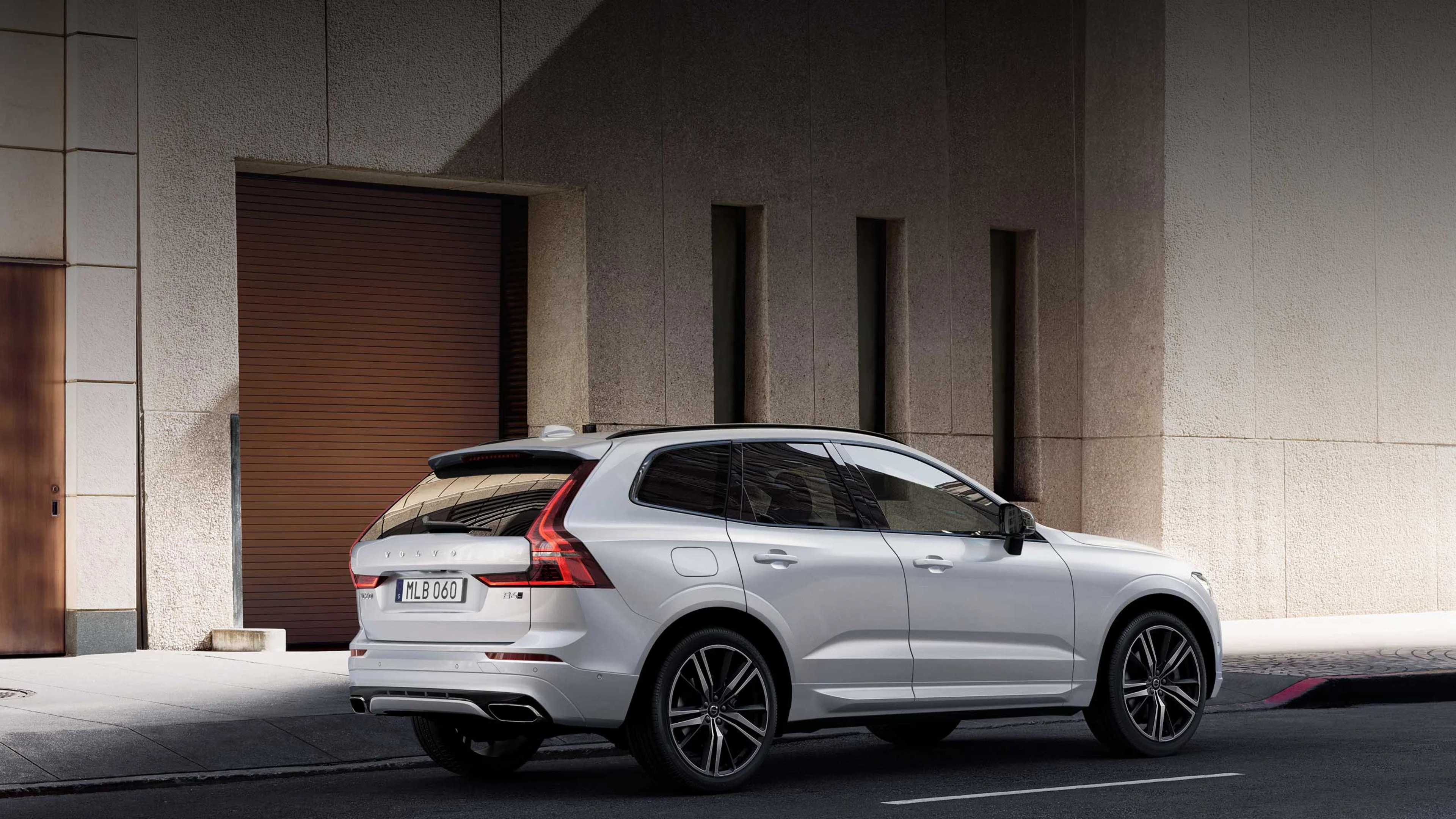 Un Volvo XC60 blanco en la ciudad.