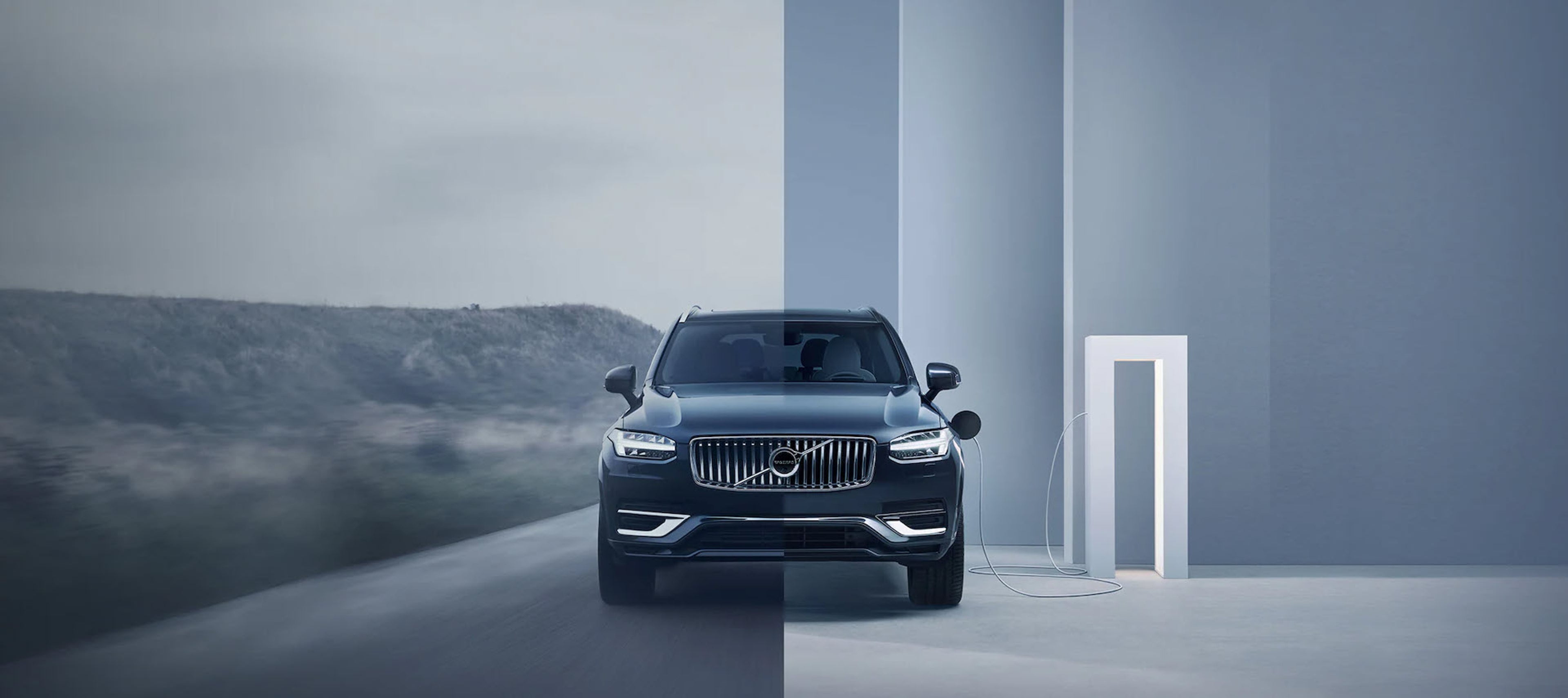 Blå Volvo XC60, bildet er delt der venstre side er ute på veien mens den andre delen er i studio