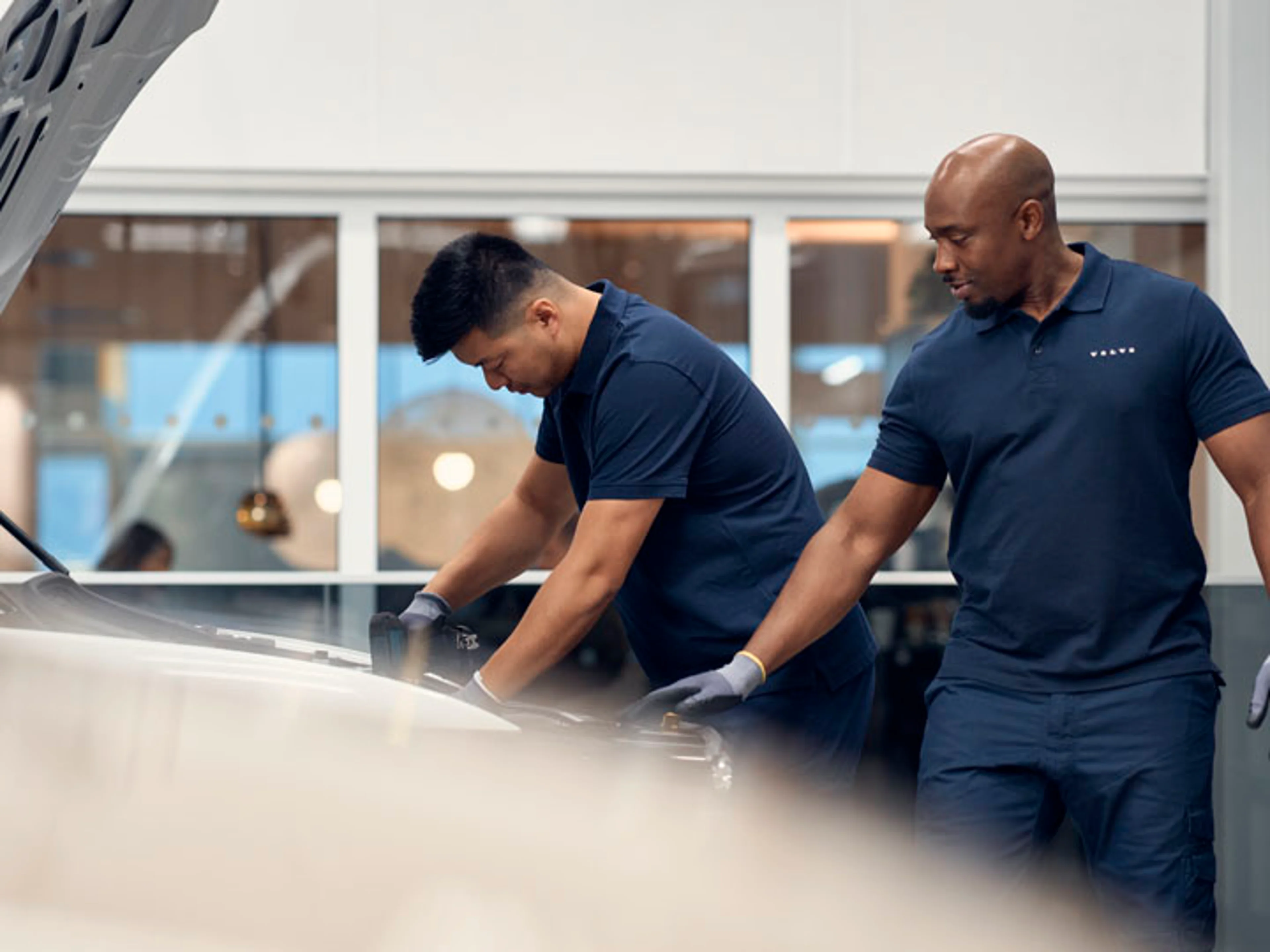 Dos mecánicos en un taller Volvo