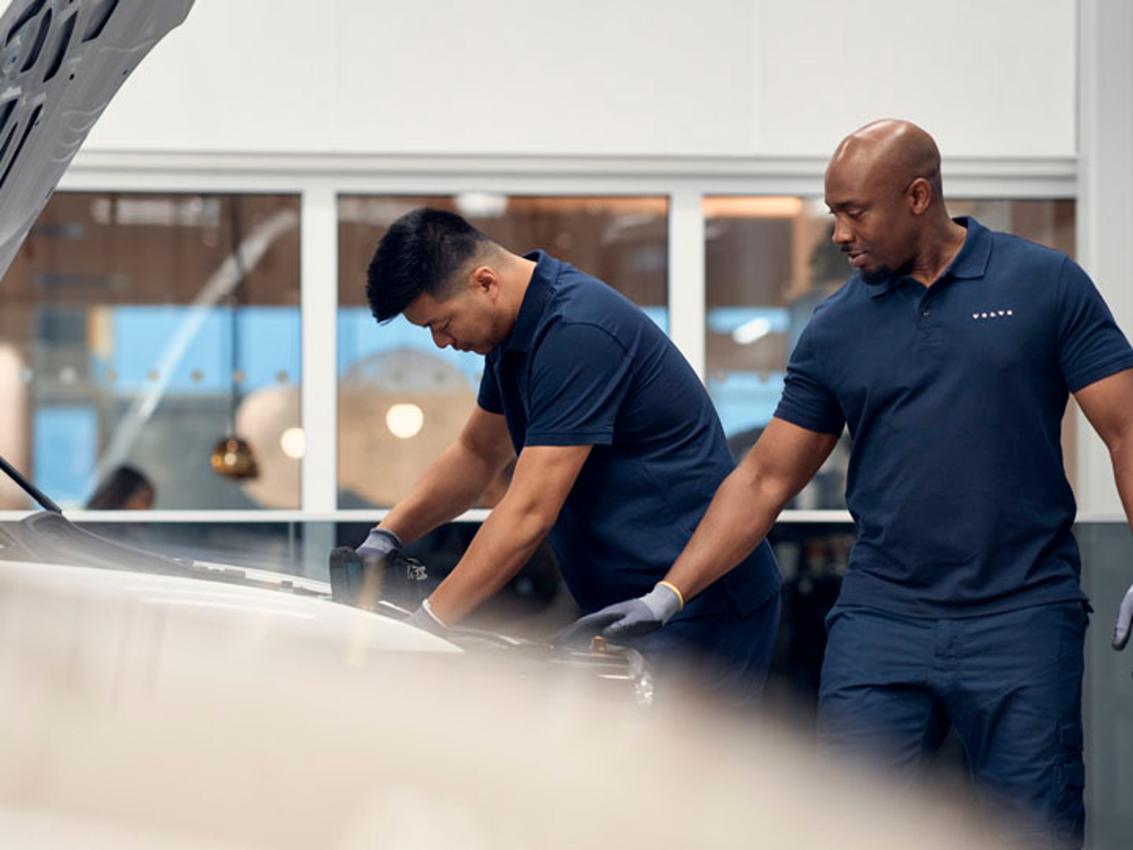 Dos mecánicos en un taller Volvo