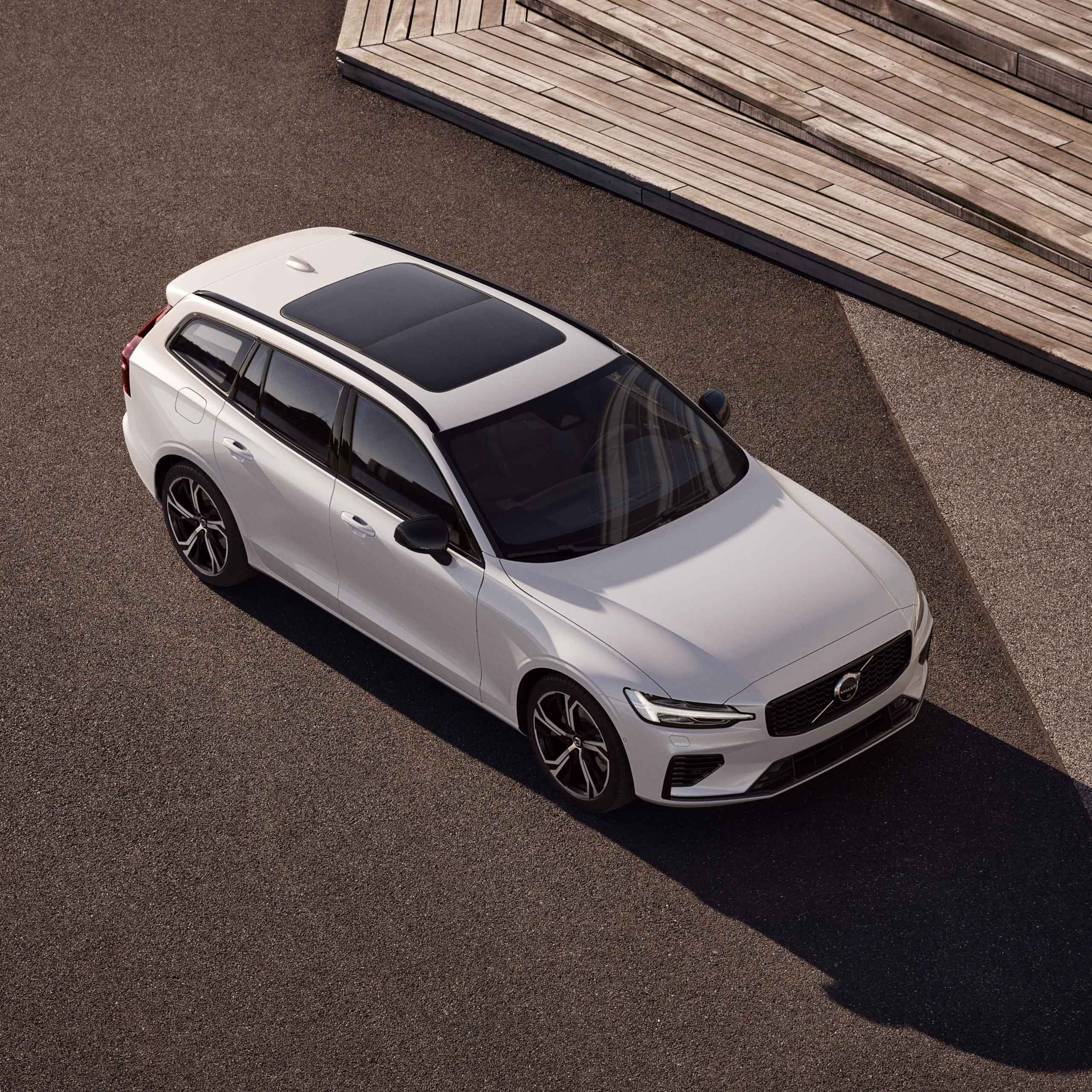 Crystal White -värinen Volvo V60 Sport Edition lataushybridifarmariauto yläviistosta kuvattuna.