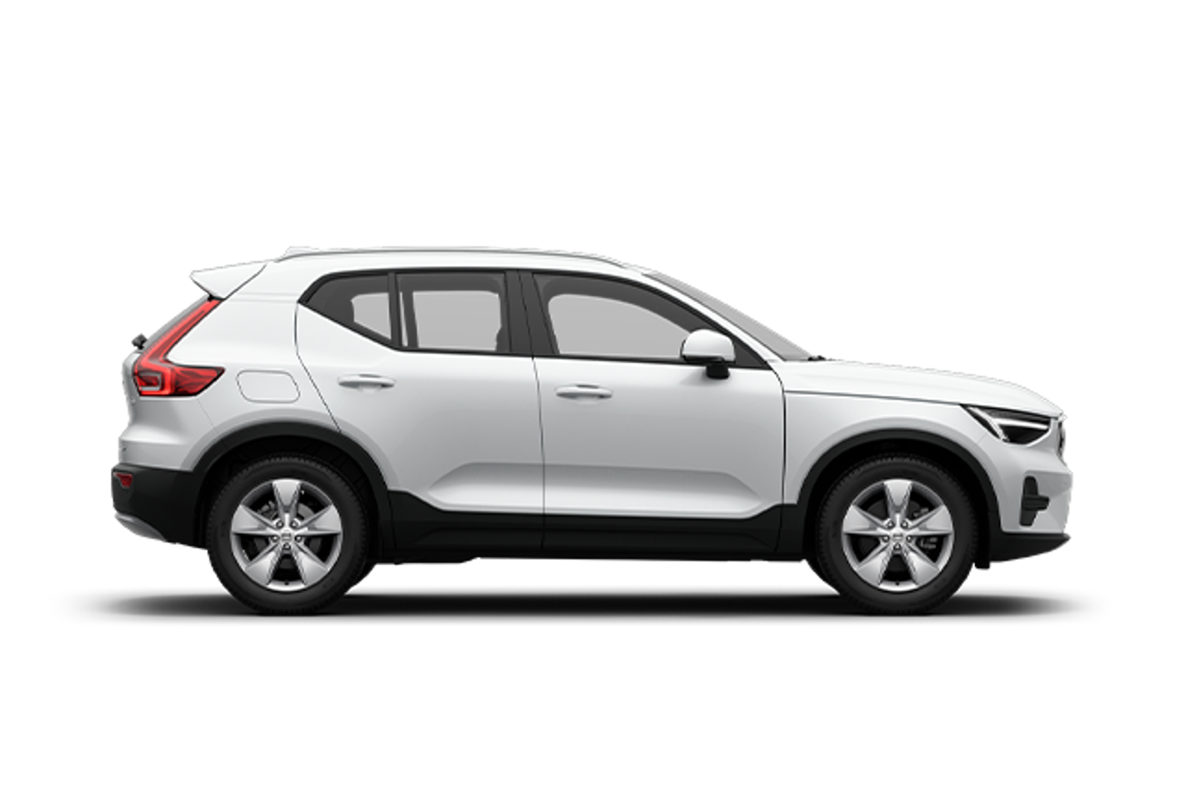Ein weißer Volvo XC40 SUV vor weißem Hintergrund.
