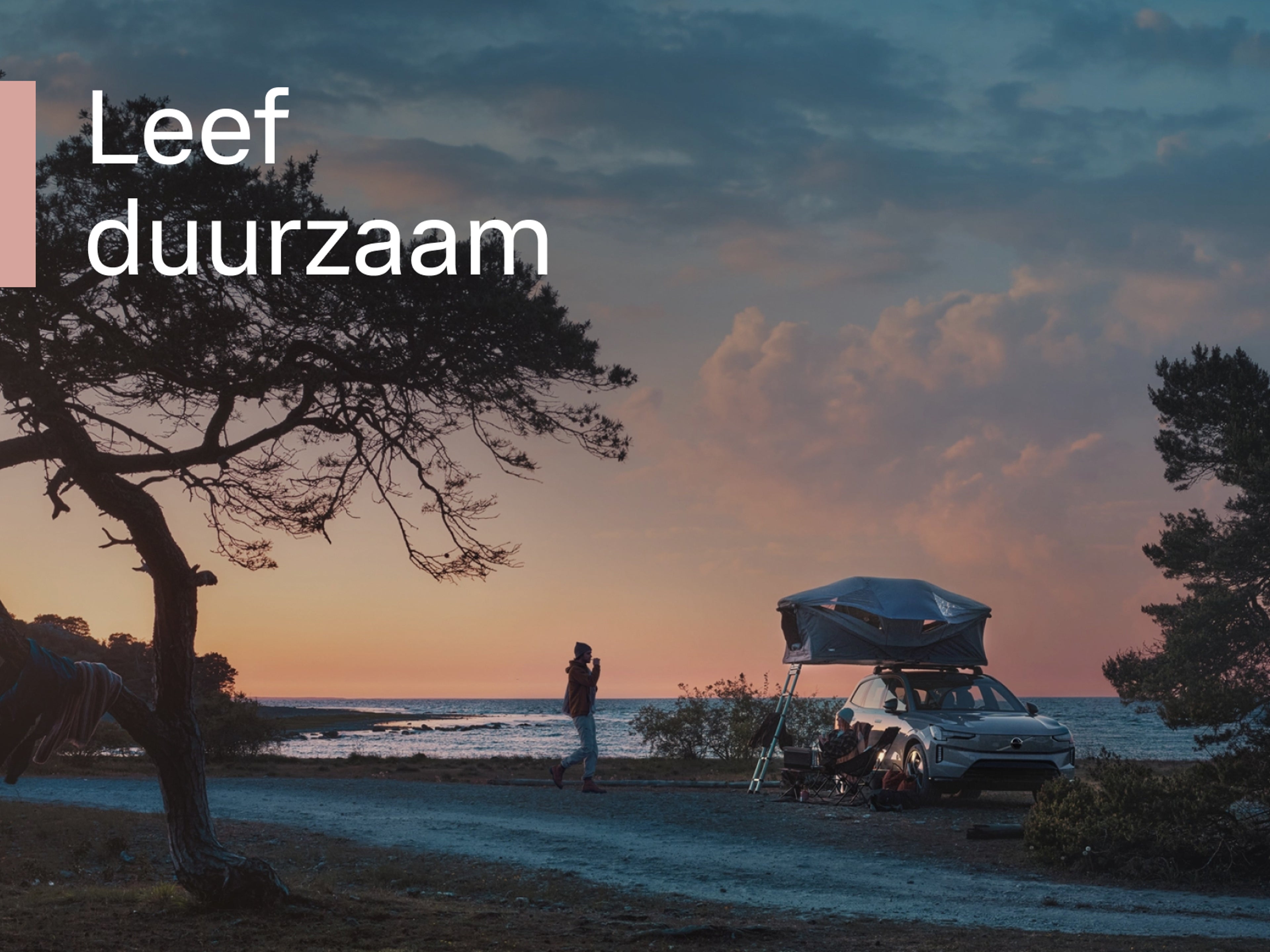 Een Volvo met daktent staat geparkeerd aan de kust bij zonsondergang, met een witte tekst op de voorgrond: leef duurzaam.