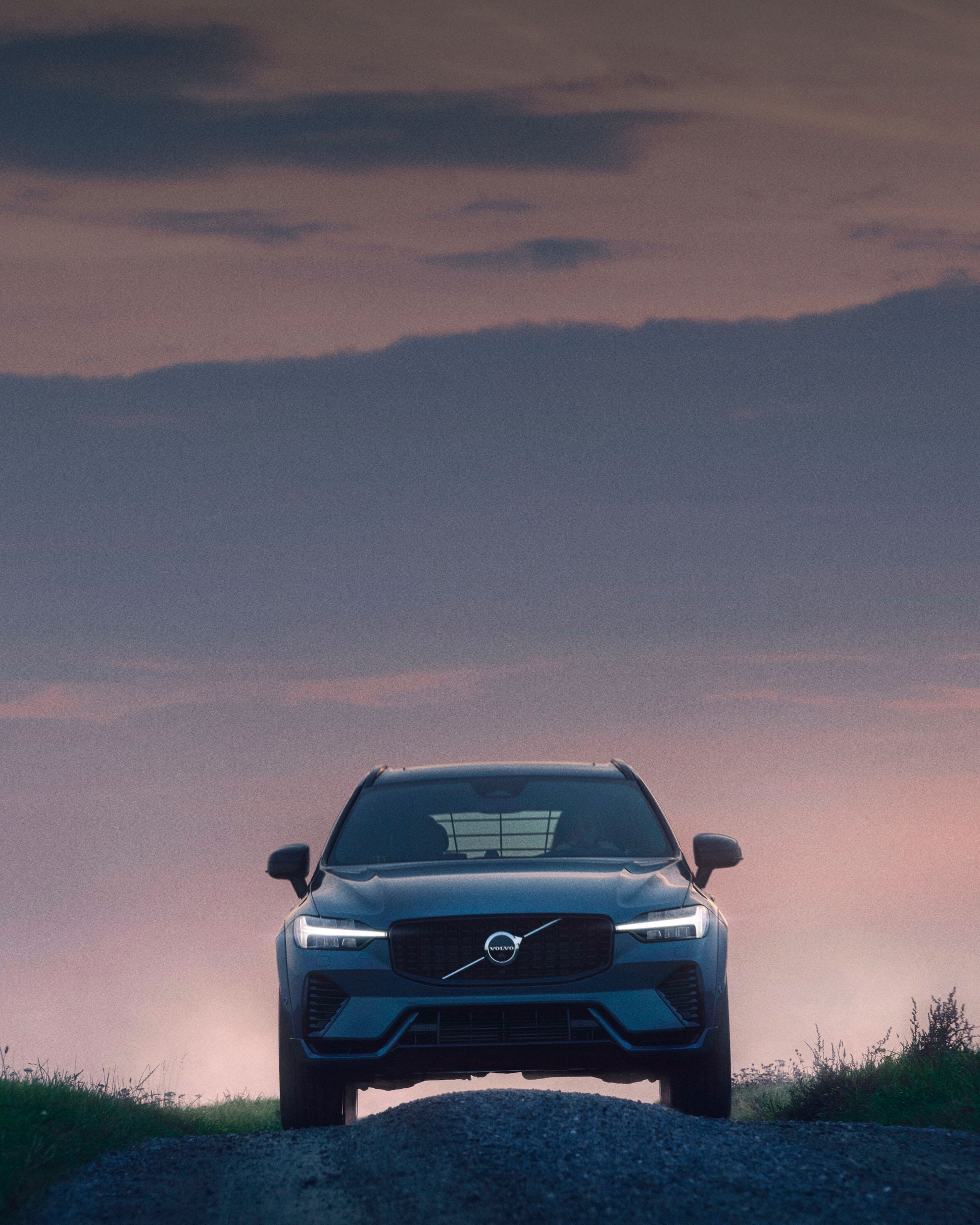 Volvo XC60 en lo alto de una colina sobre un camino de terracería.