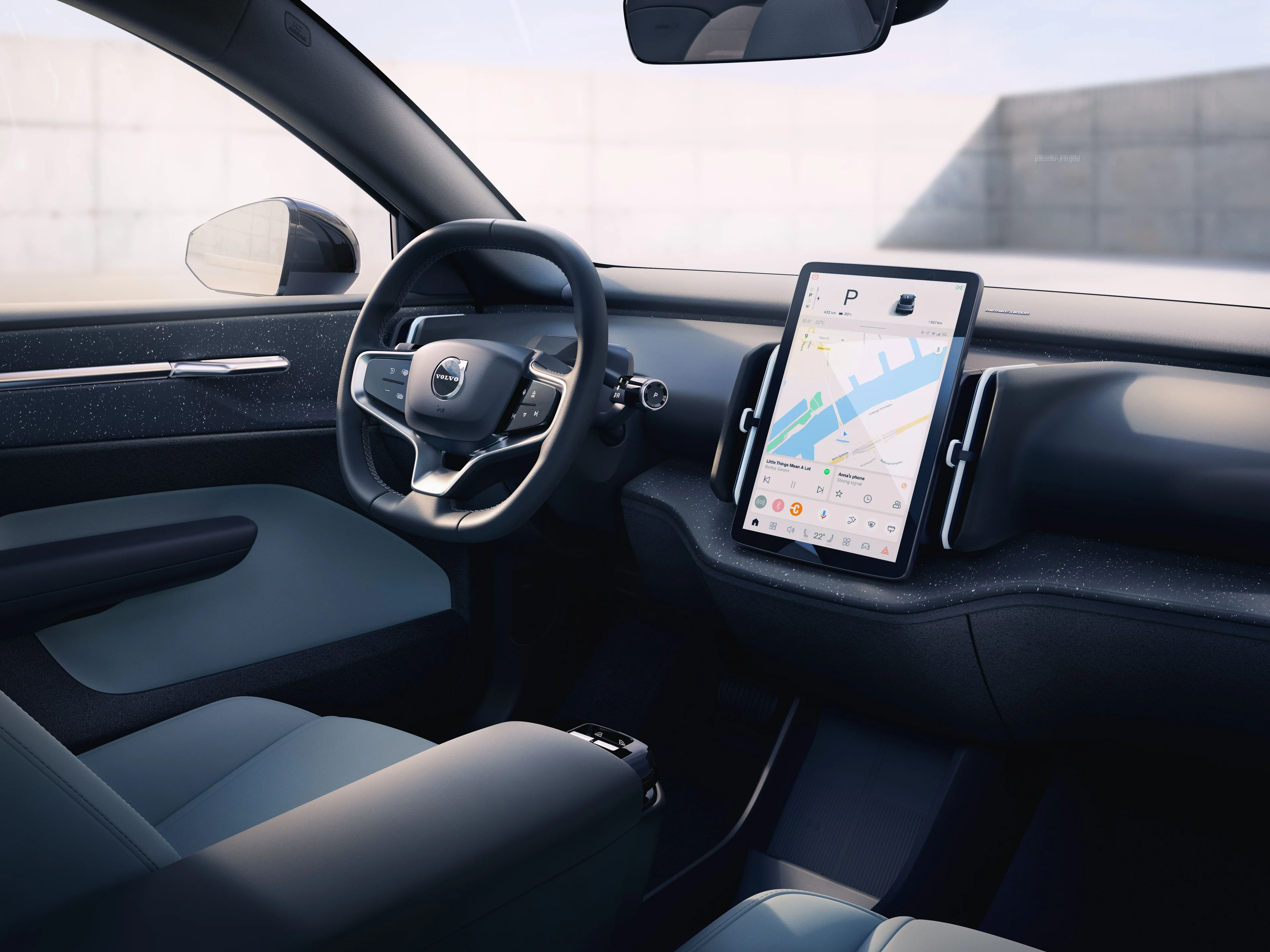 Intérieur d’une voiture Volvo EX30 avec volant et écran tactile affichant une carte de navigation.