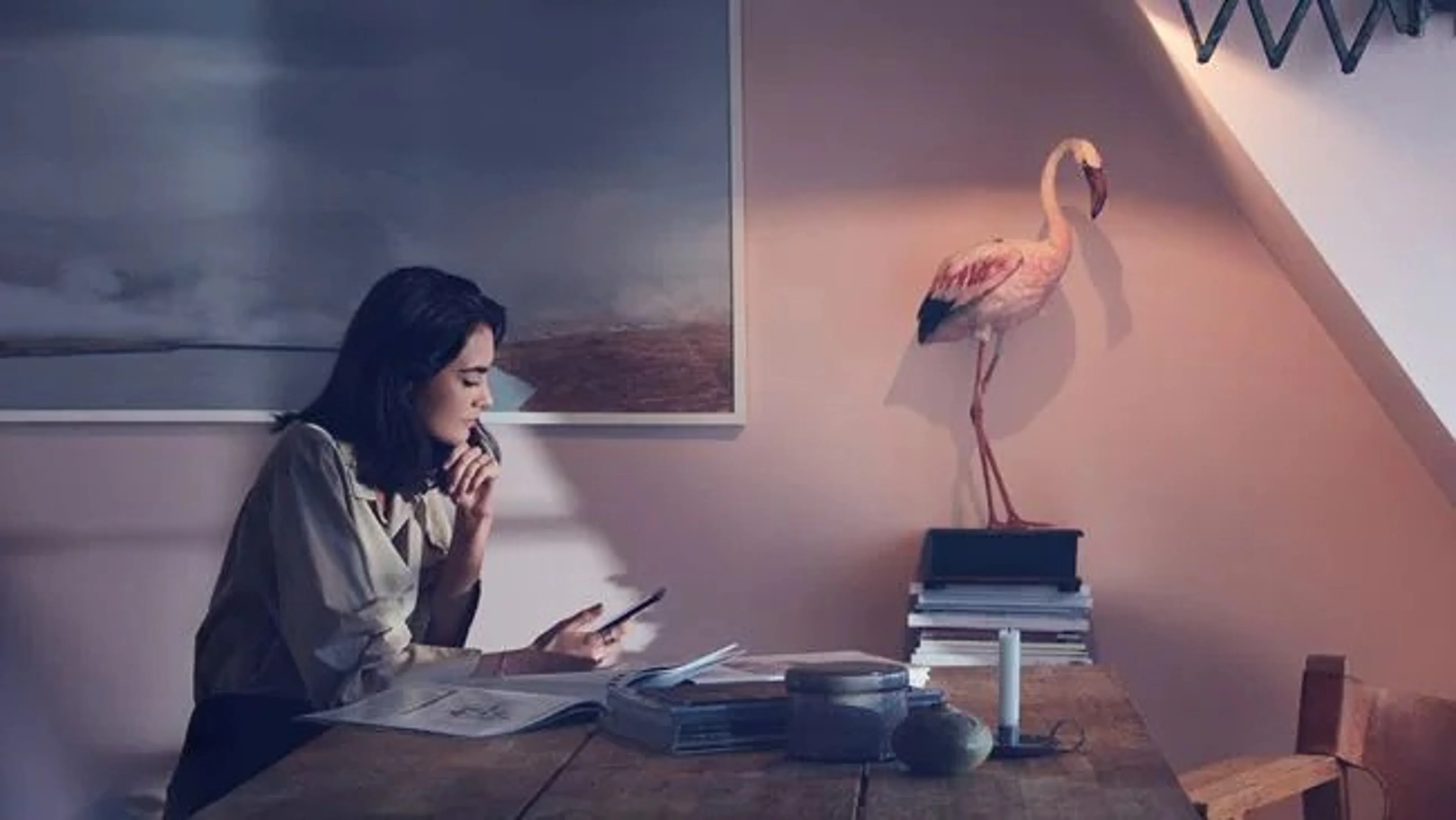 Femme assise à un bureau