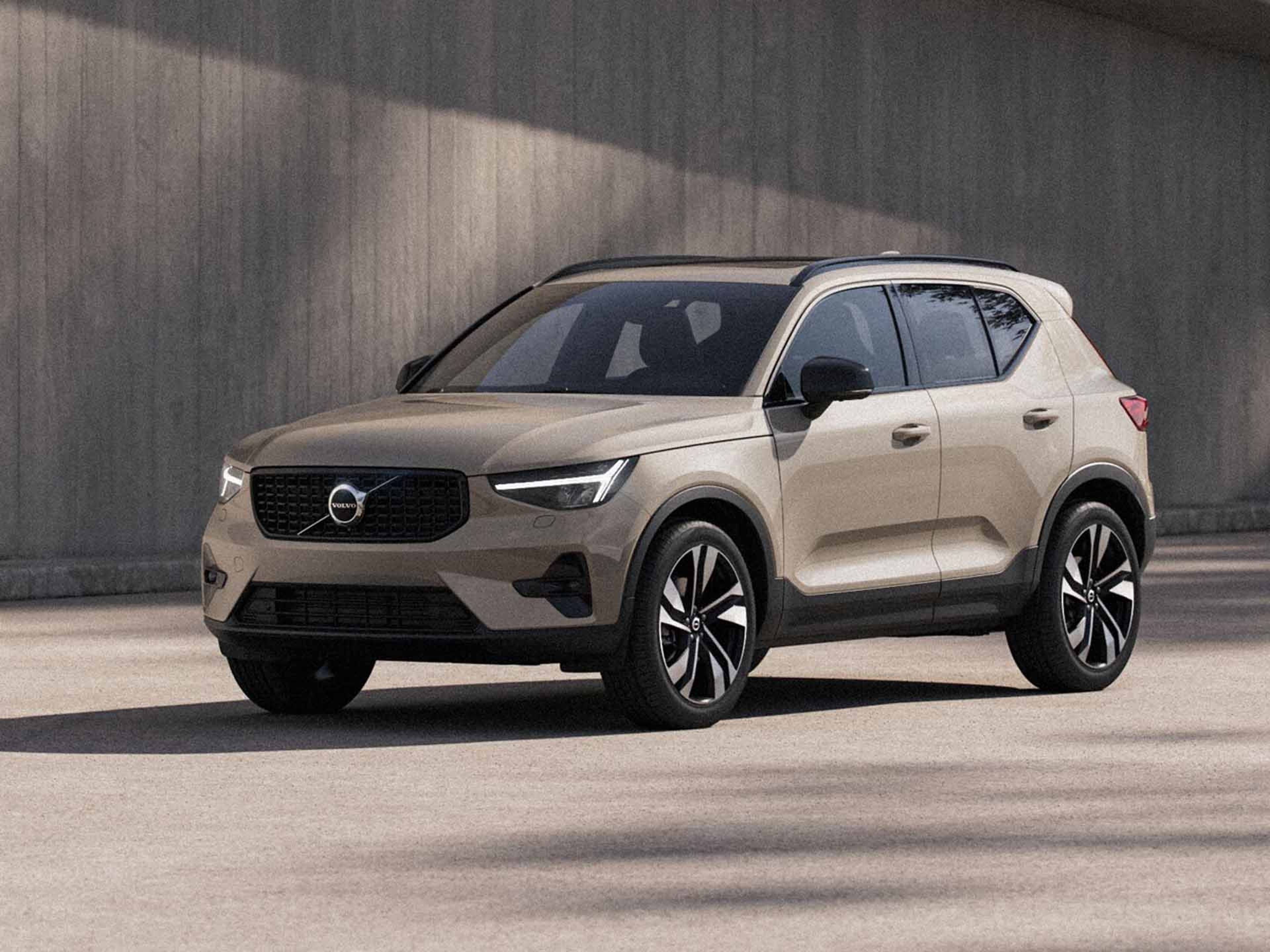 Volvo XC40 mild hybrid vista lateral frontal destacando su parrilla y sus llantas de aleación