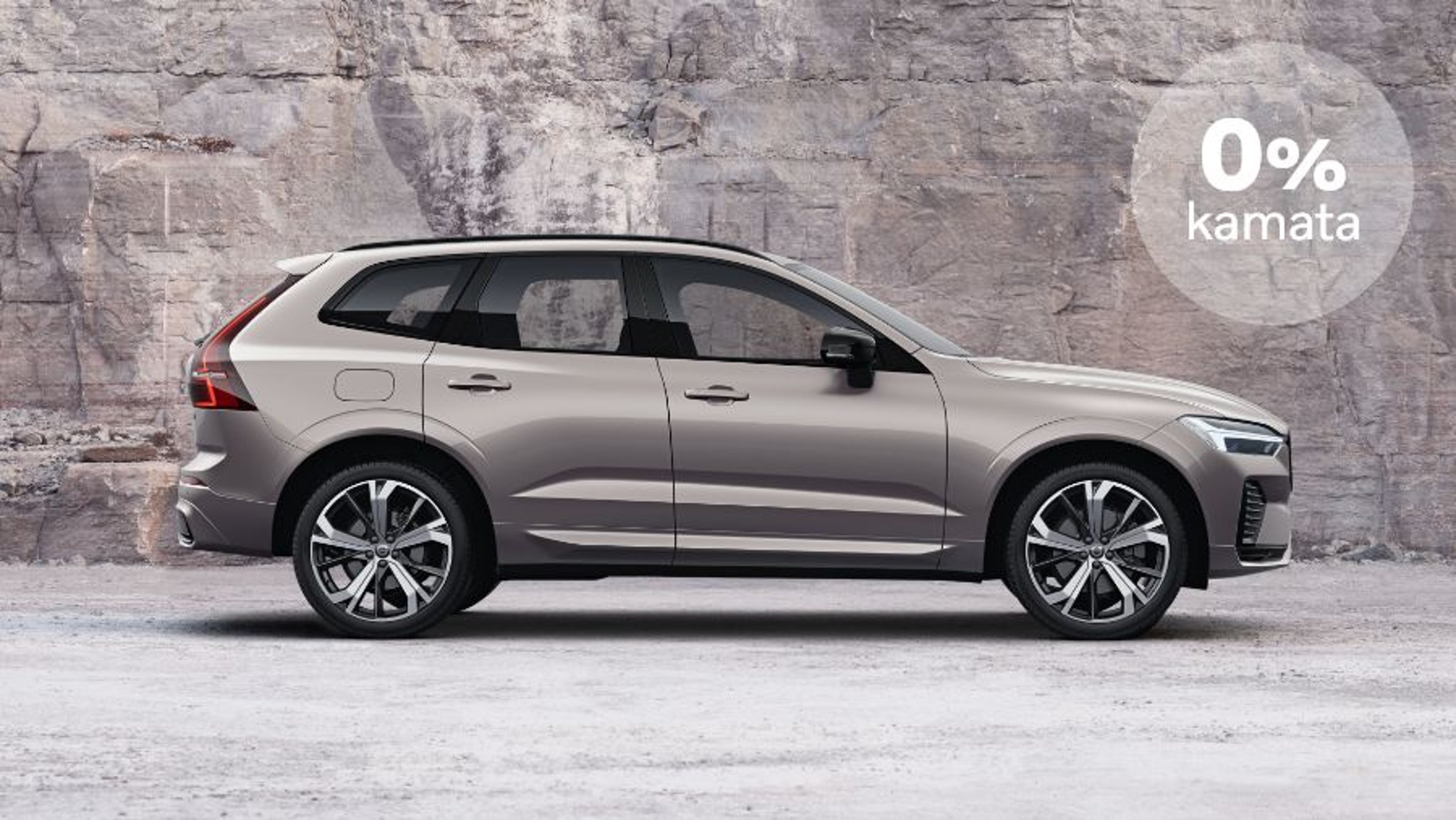 Elegantni Volvo XC90 SUV u boji Bright Dusk parkiran ispred moderne fasade, s natpisom '0% kamata