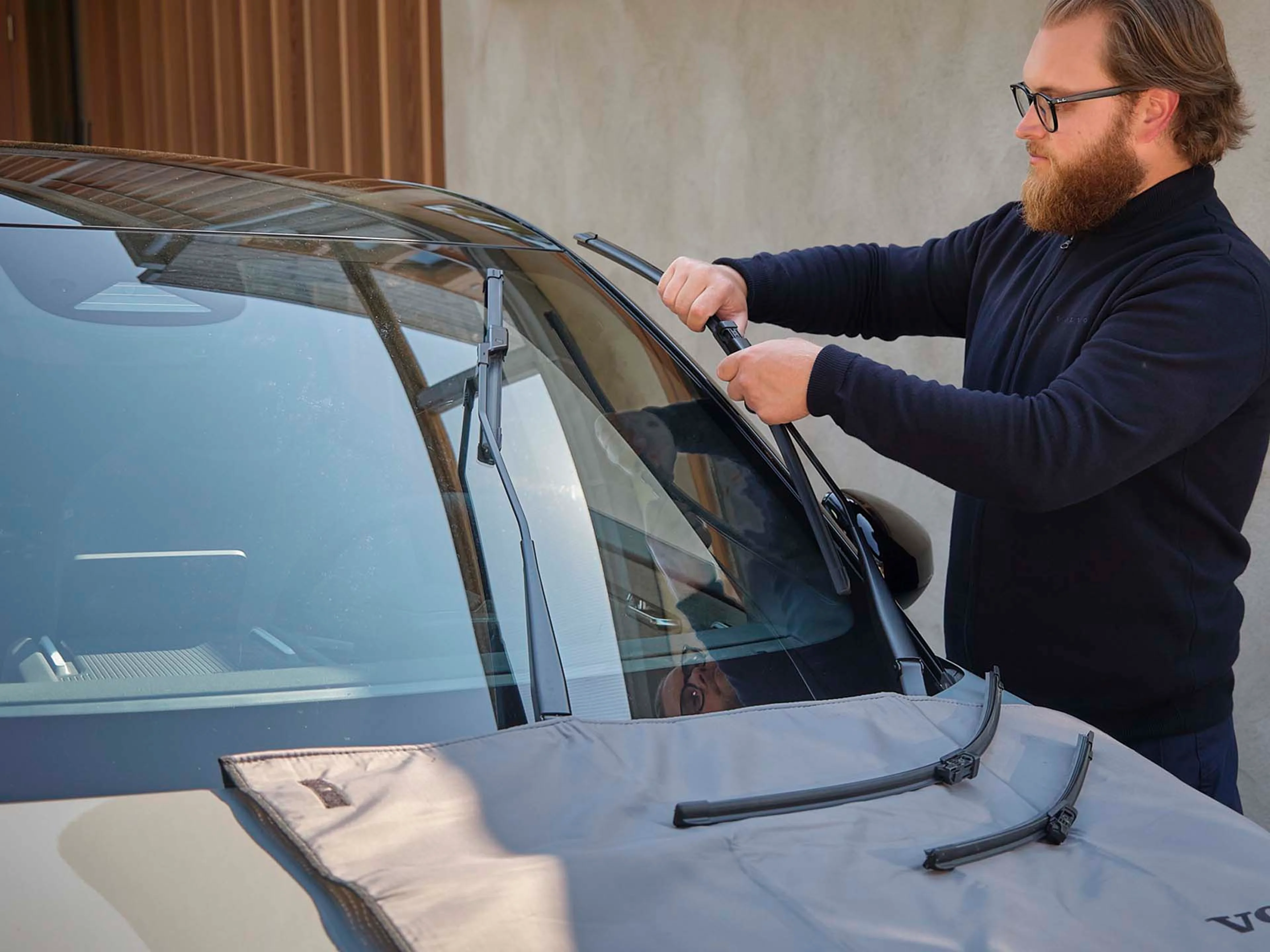 Un mecánico de Volvo trabajando con repuestos originales