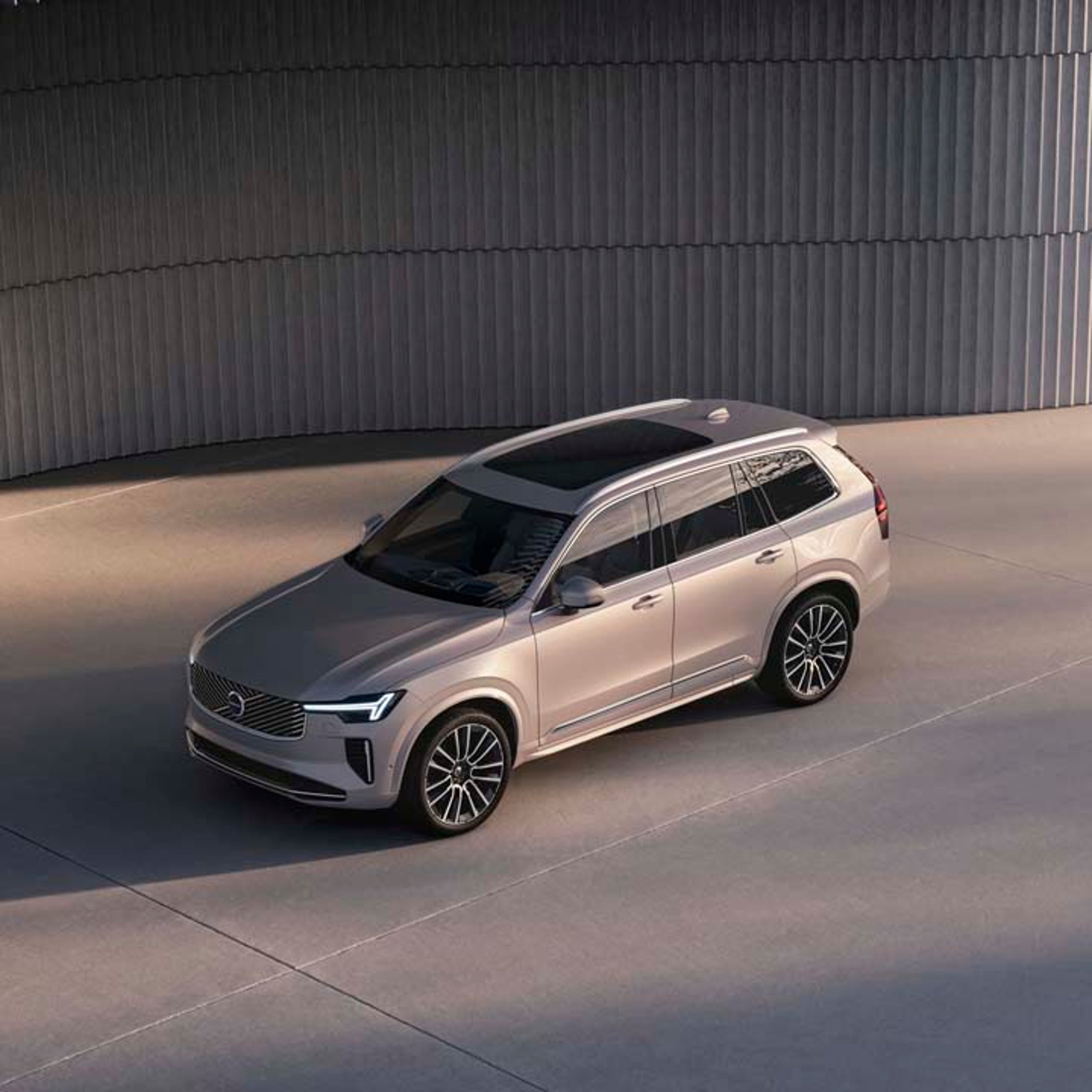 Volvo XC90 mild hybrid vista aérea con techo panorámico