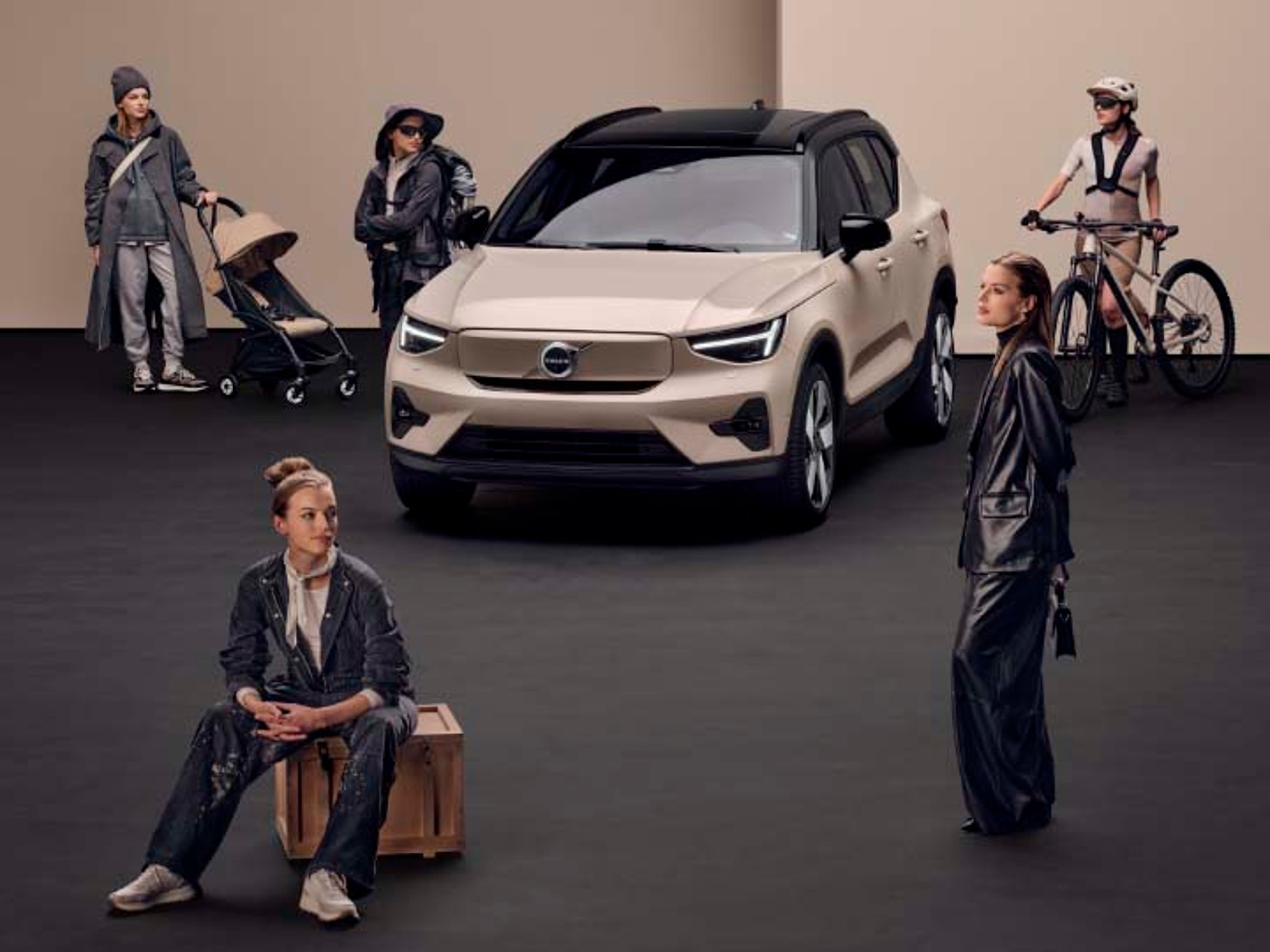 Grupo de personas alrededor de un Volvo EX40 eléctrico