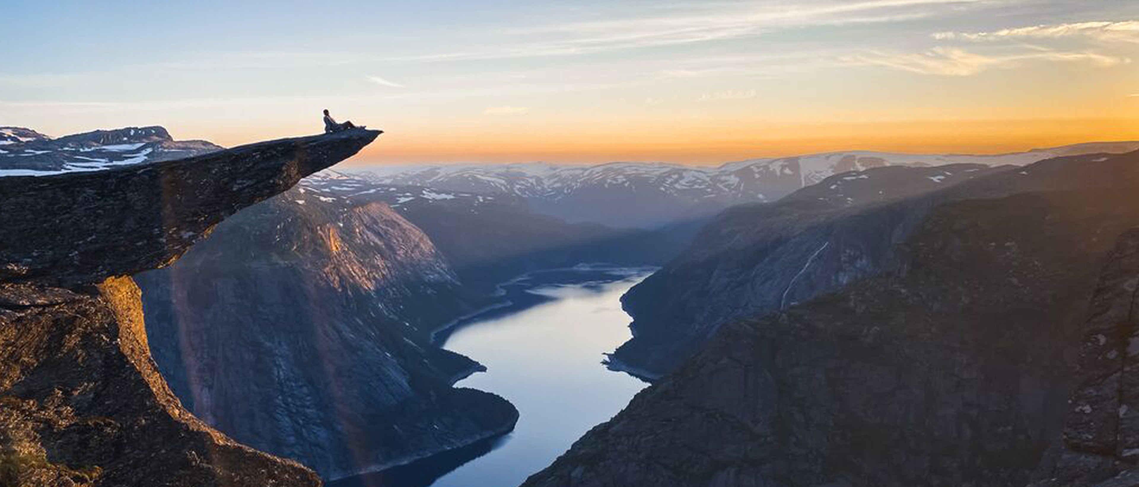 Utsikt over trolltunga i solnedgang