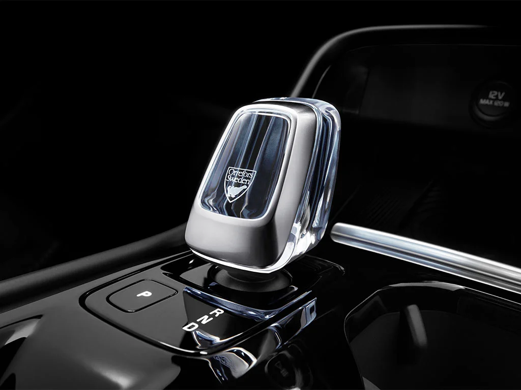 Gros plan sur un levier de vitesses en cristal dans l’habitacle d’une Volvo XC40
