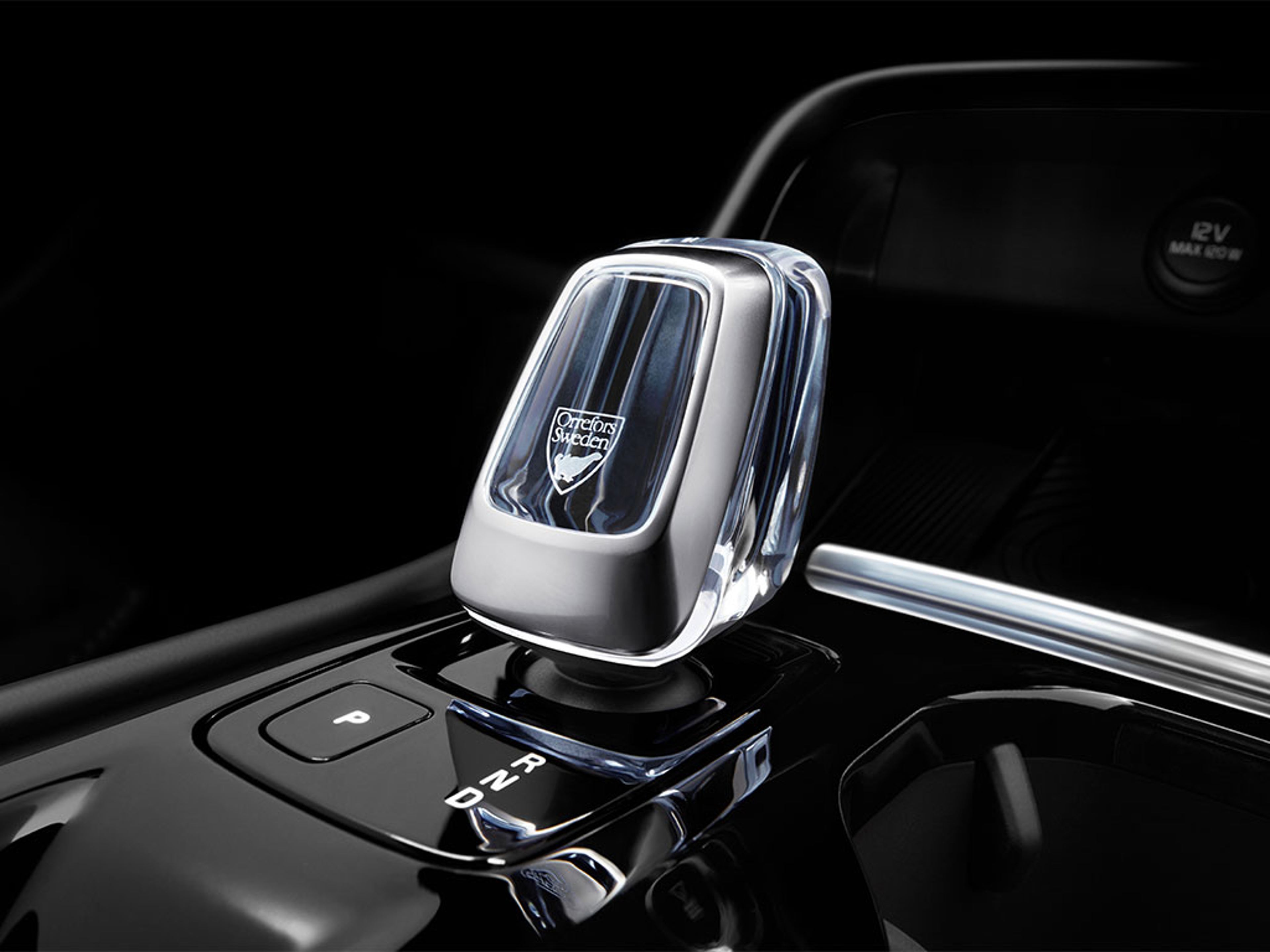 Gros plan sur un levier de vitesses en cristal dans l’habitacle d’une Volvo XC40