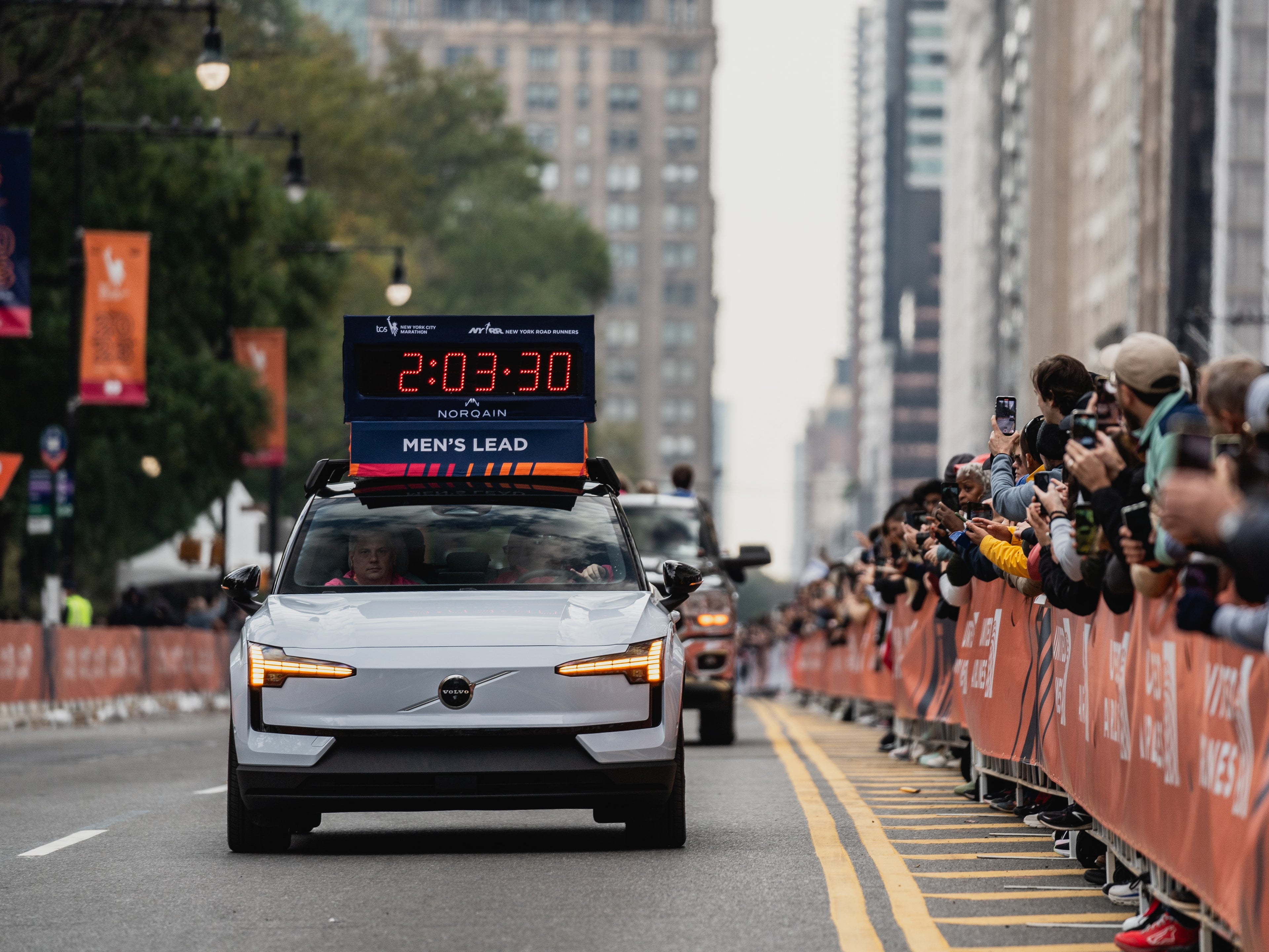 Volvo Cars running club - Volvo EX30 driving in New York Marathon