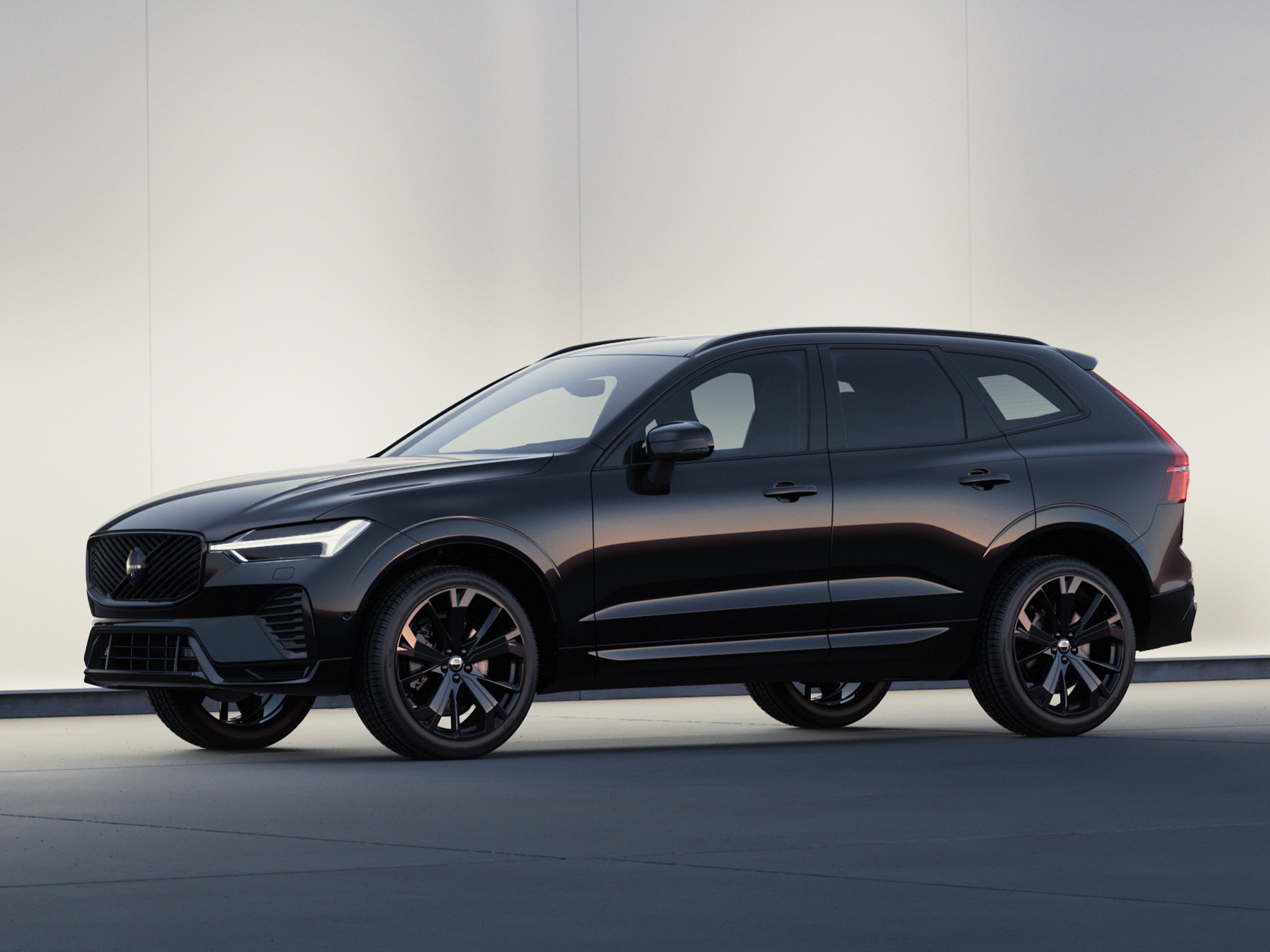 Volvo XC60 Black Edition lataushybridikatumaasturi.