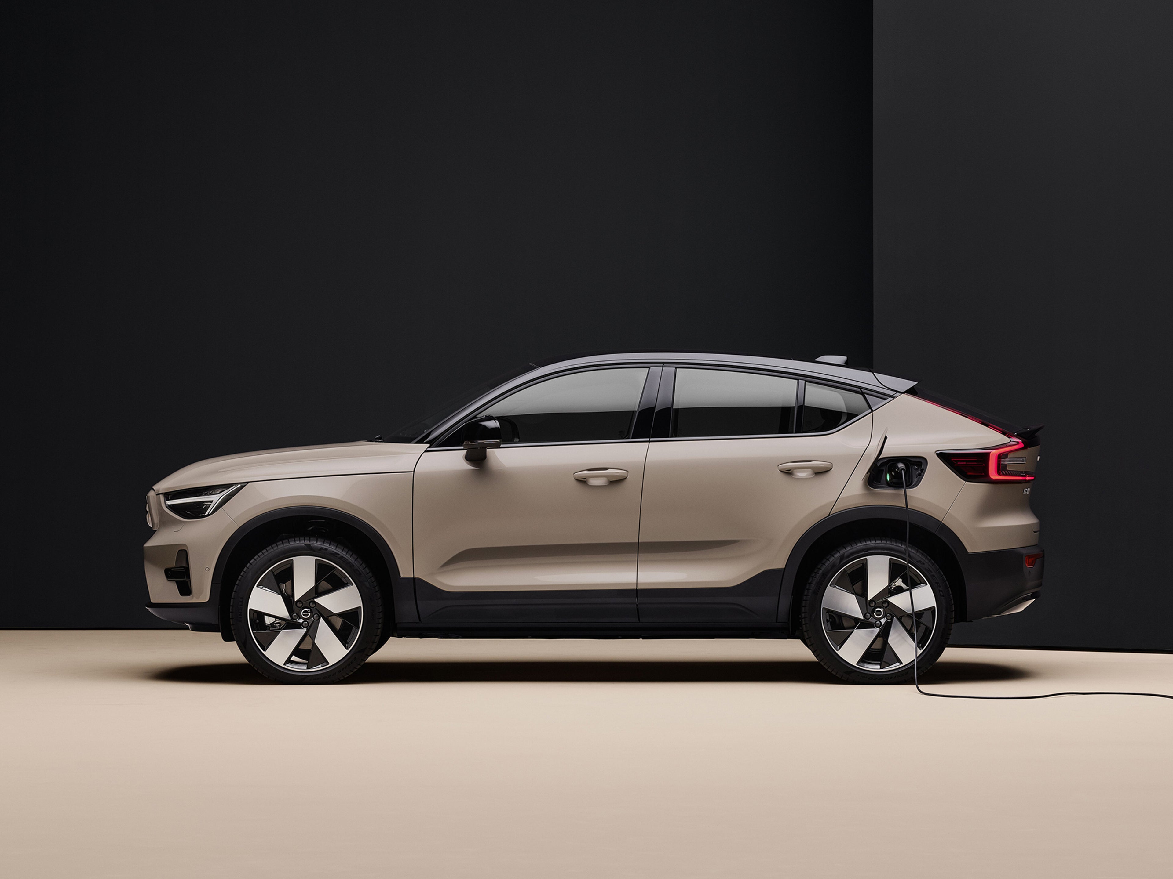 Sand Dune -värinen Volvo EC40 kytkettynä lataukseen.