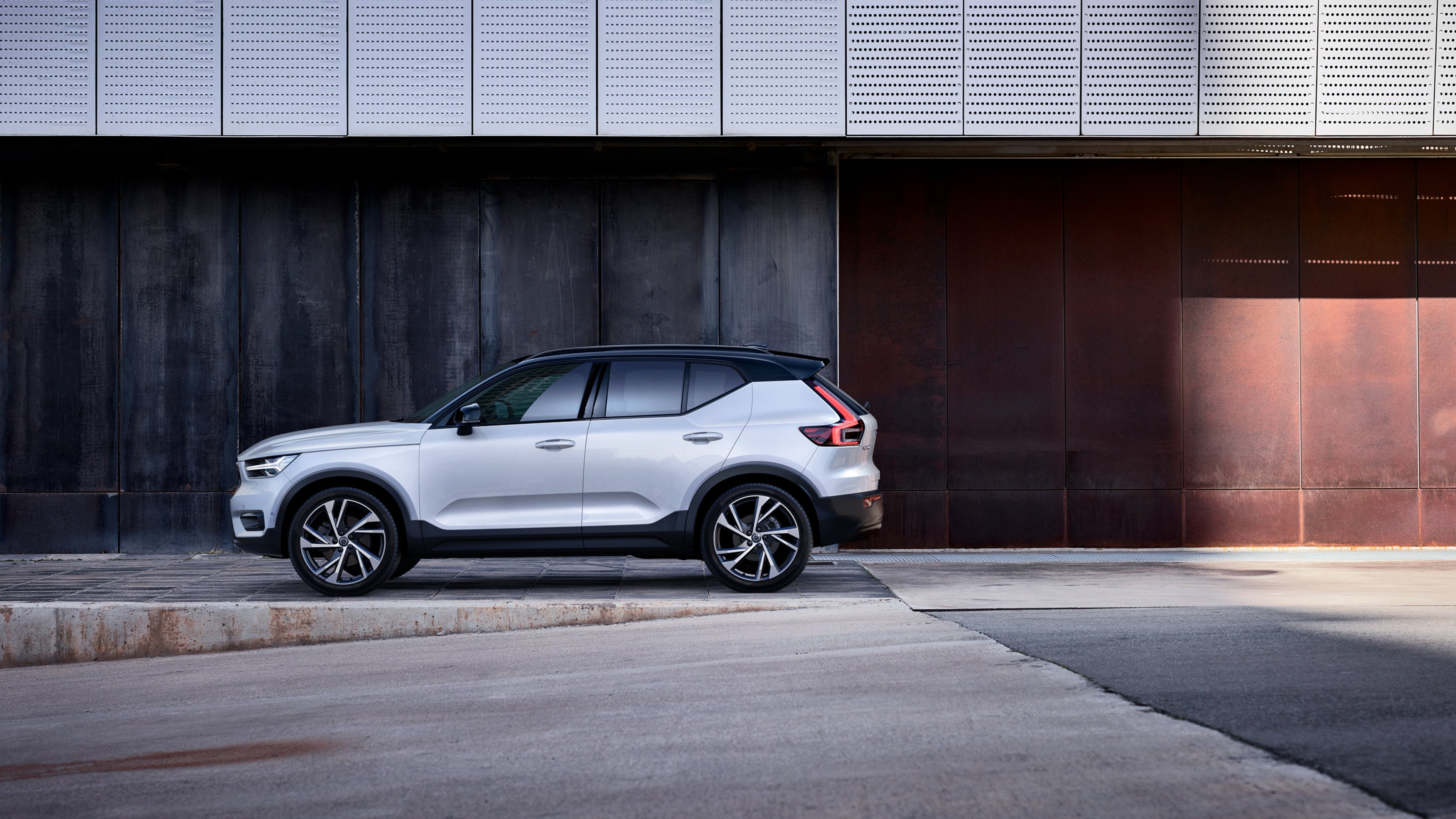 Volvo XC40 parkol egy épület mellett.