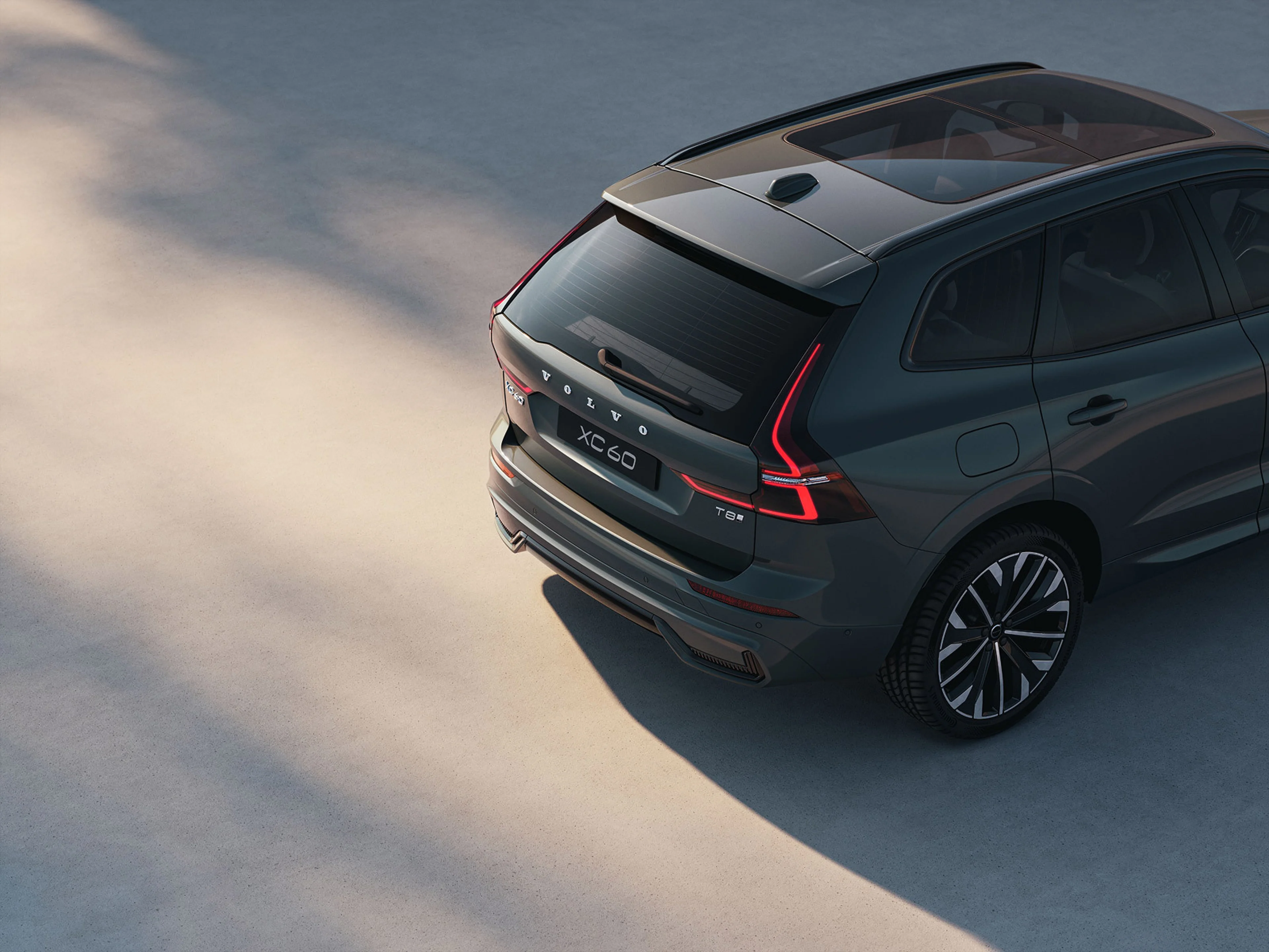 Volvo XC60 Plus Nordic Edition. Bild tagen snett bakifrån och uppifrån.