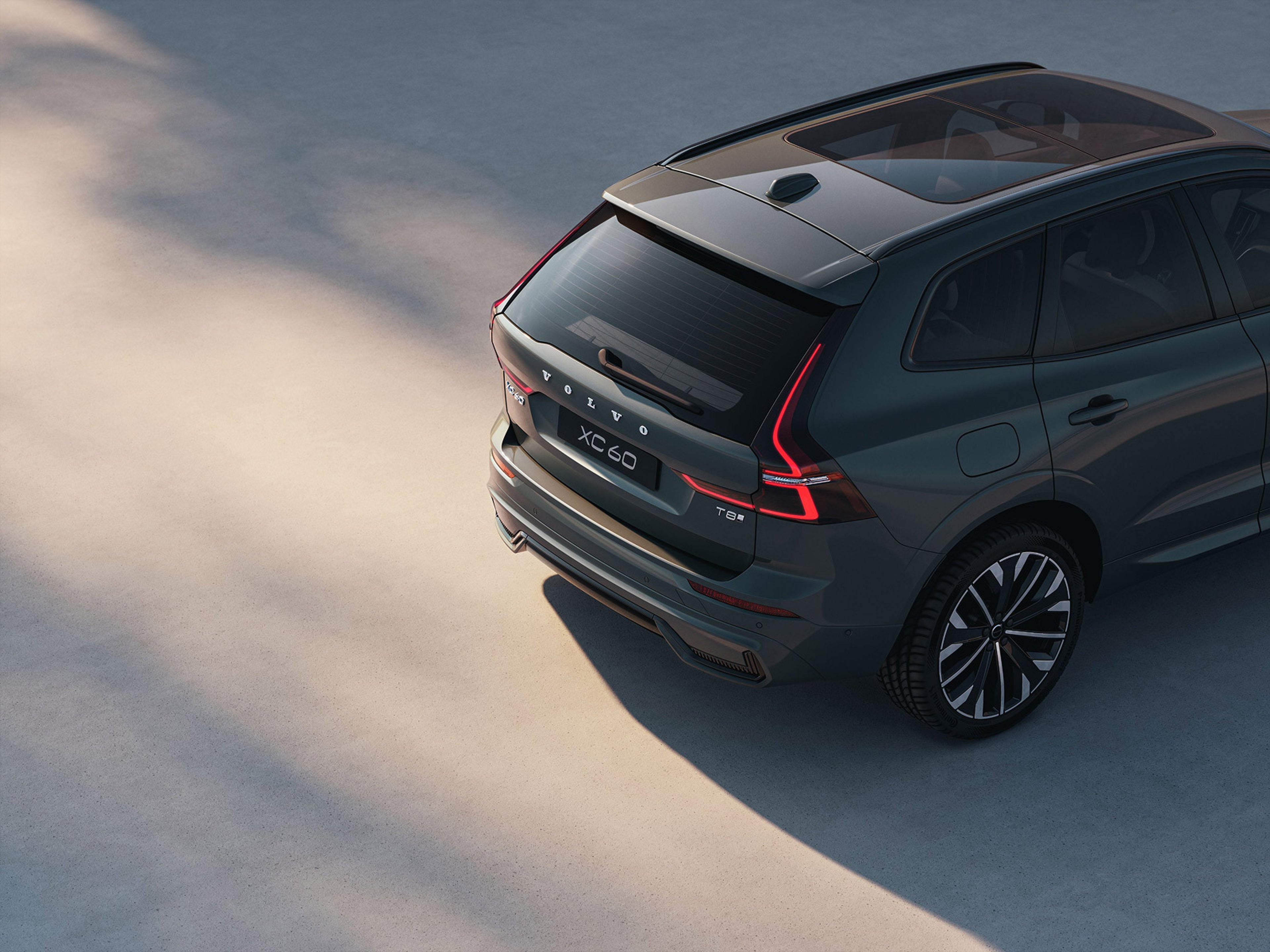 Volvo XC60 Plus Nordic Edition. Bild tagen snett bakifrån och uppifrån.