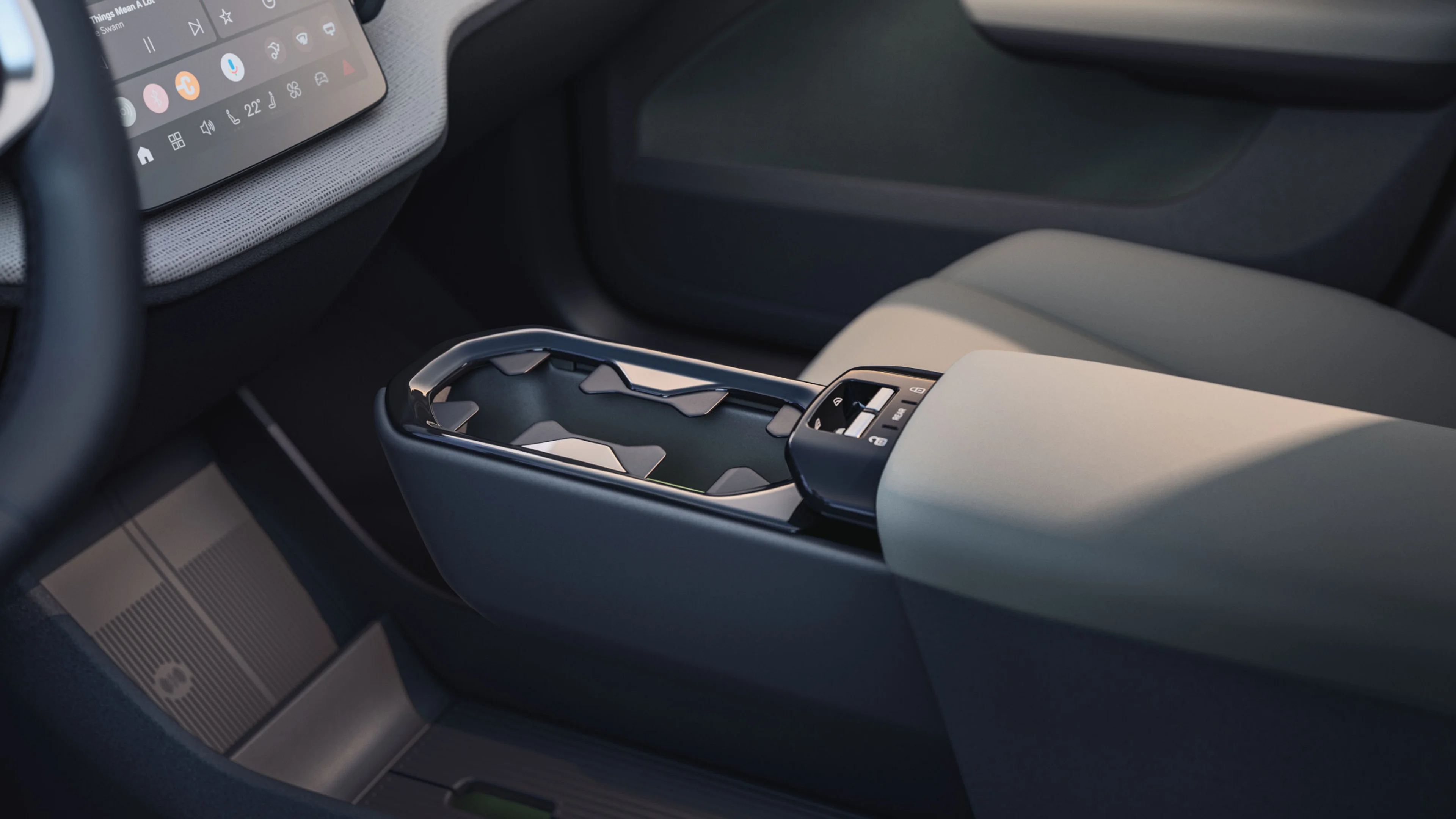 Hellgrüne Innenausstattung eines Volvo EX30 mit Fokus auf die Mittelkonsole.