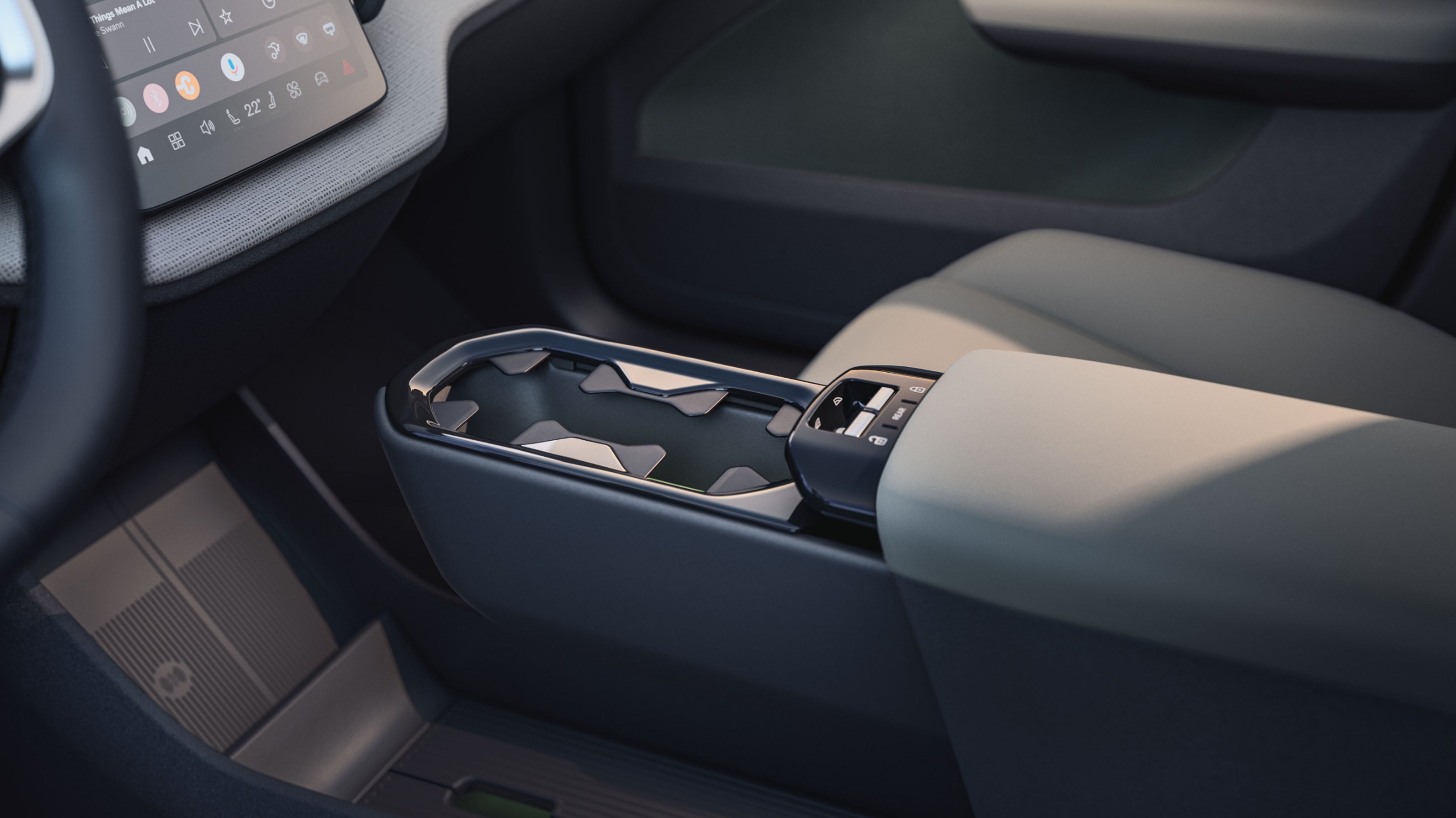 Hellgrüne Innenausstattung eines Volvo EX30 mit Fokus auf die Mittelkonsole.
