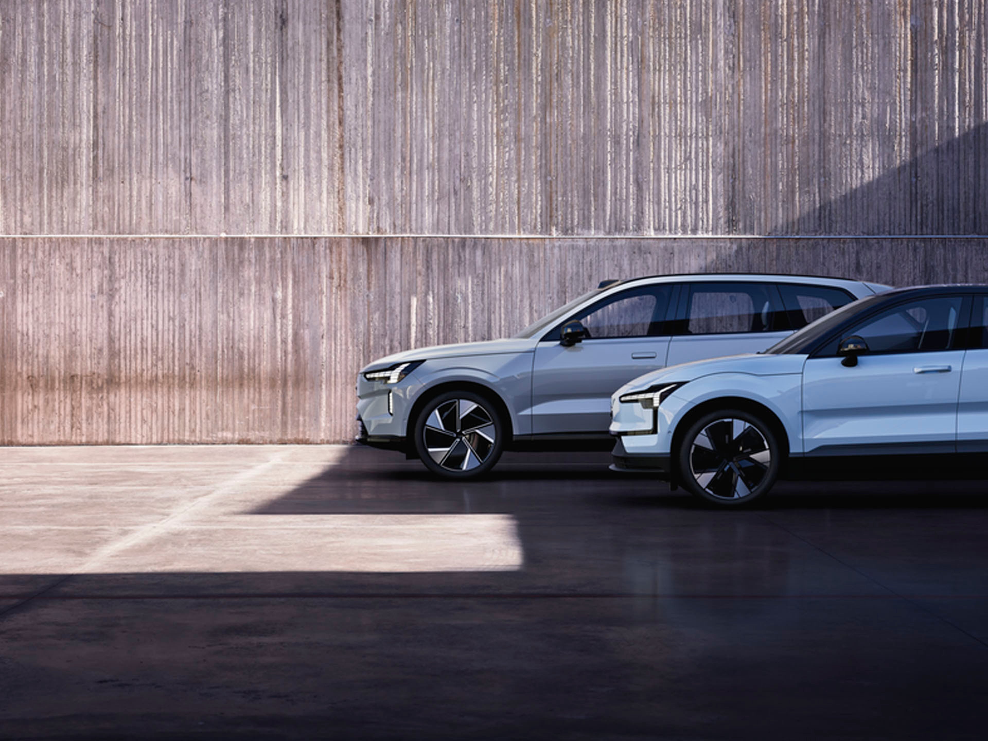 Volvo EX90 y Volvo EX30 vehículos eléctricos en una vista lateral destacando sus llantas de aleación y sus luces LED