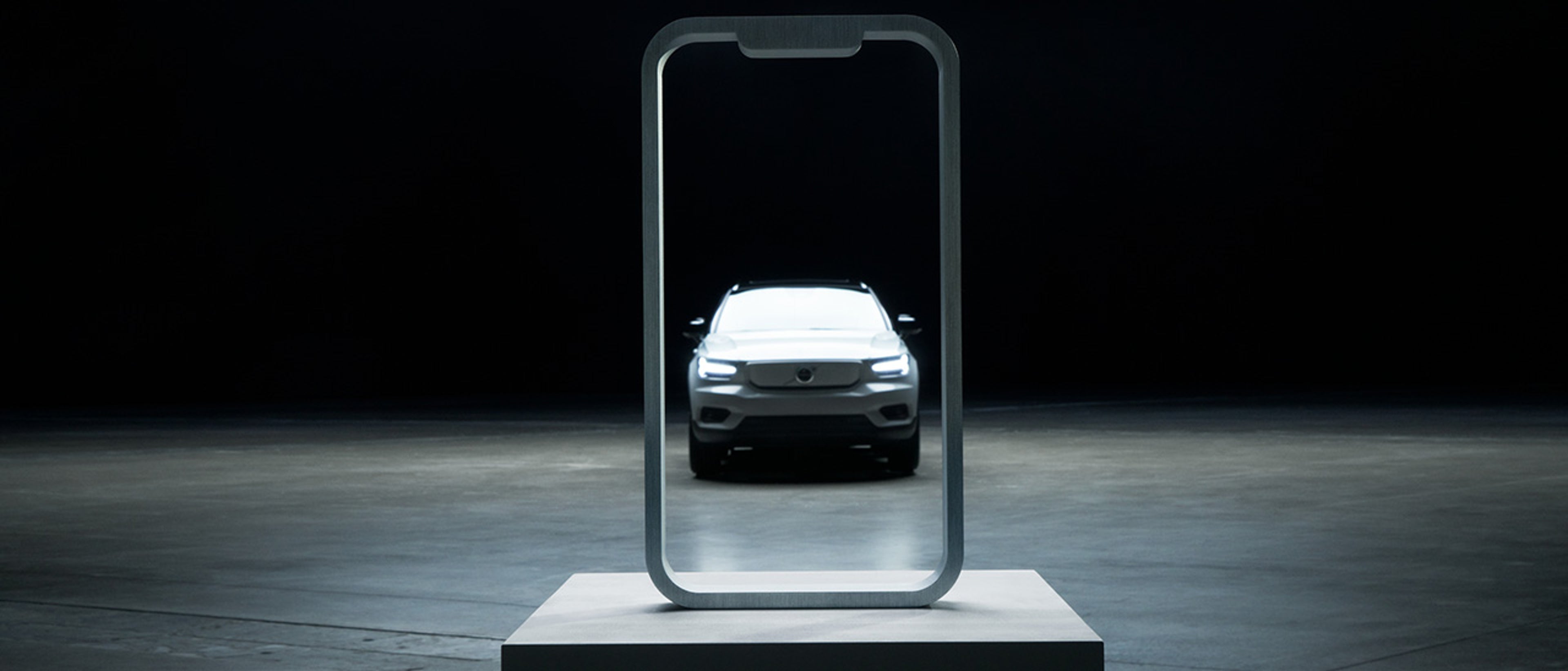 Séð framan á Volvo inni í ramma eins og það sé símaskjár.