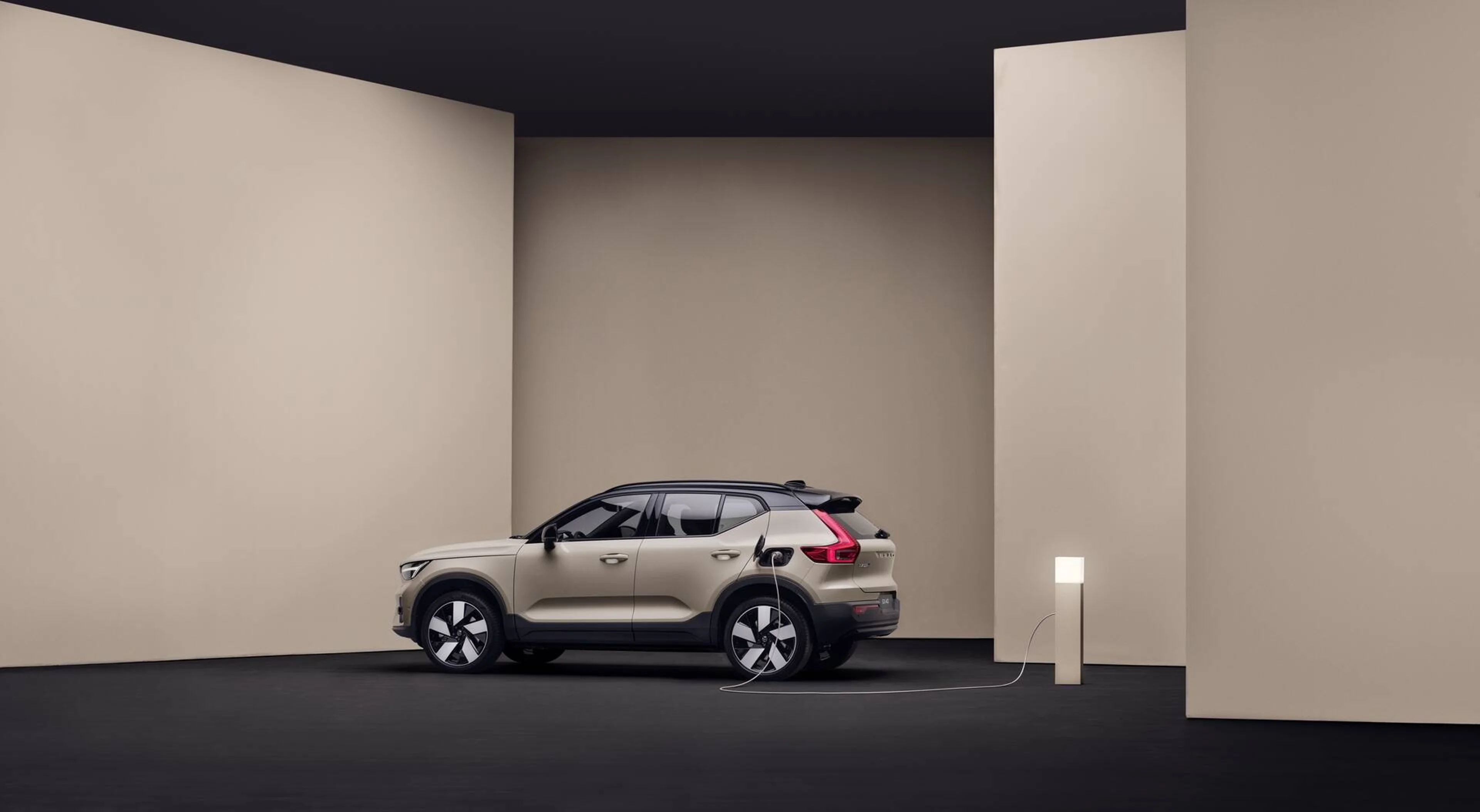 EX40 Sable Dune vu de coté en charge dans un décor moderne minimaliste.