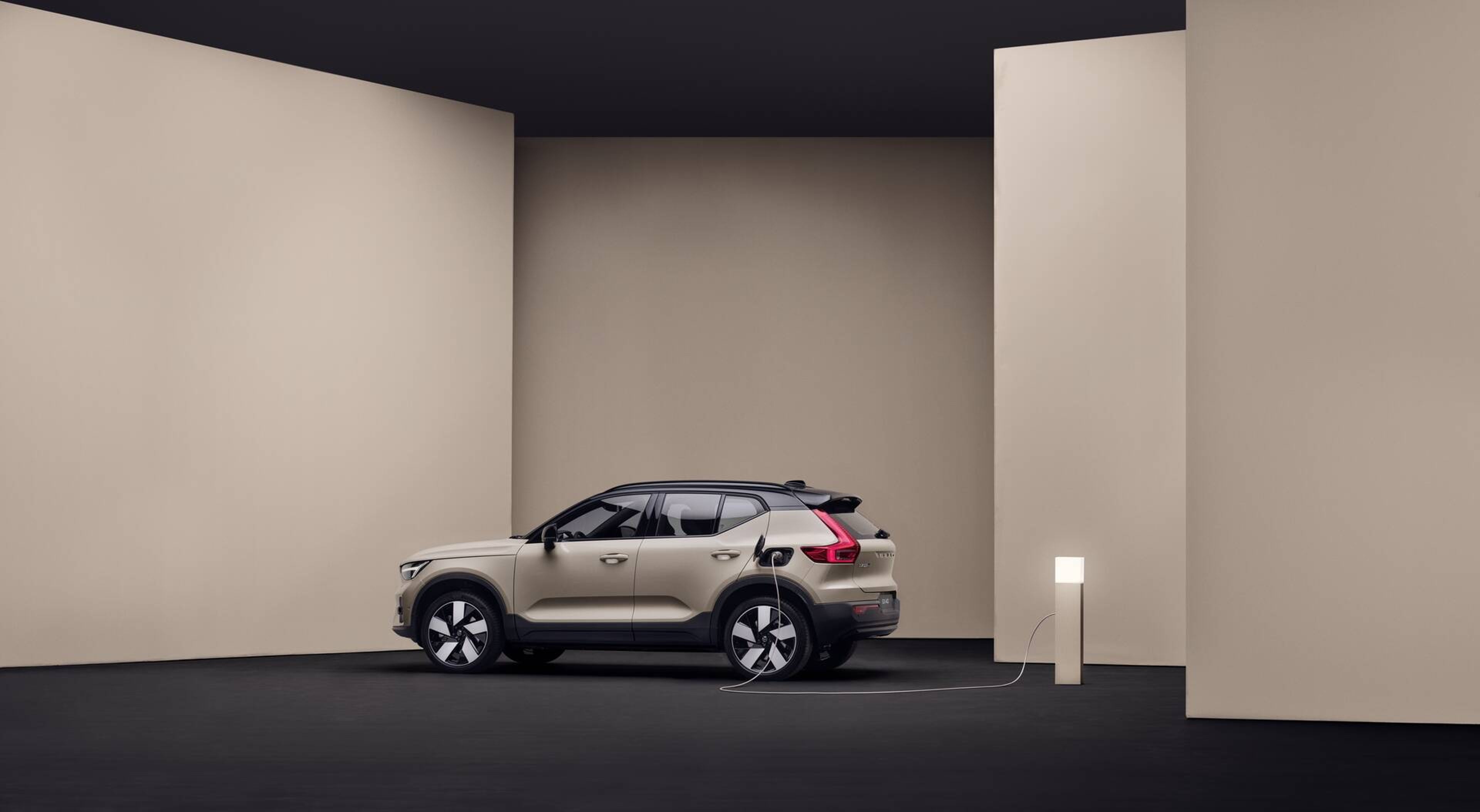 EX40 Sable Dune vu de coté en charge dans un décor moderne minimaliste.