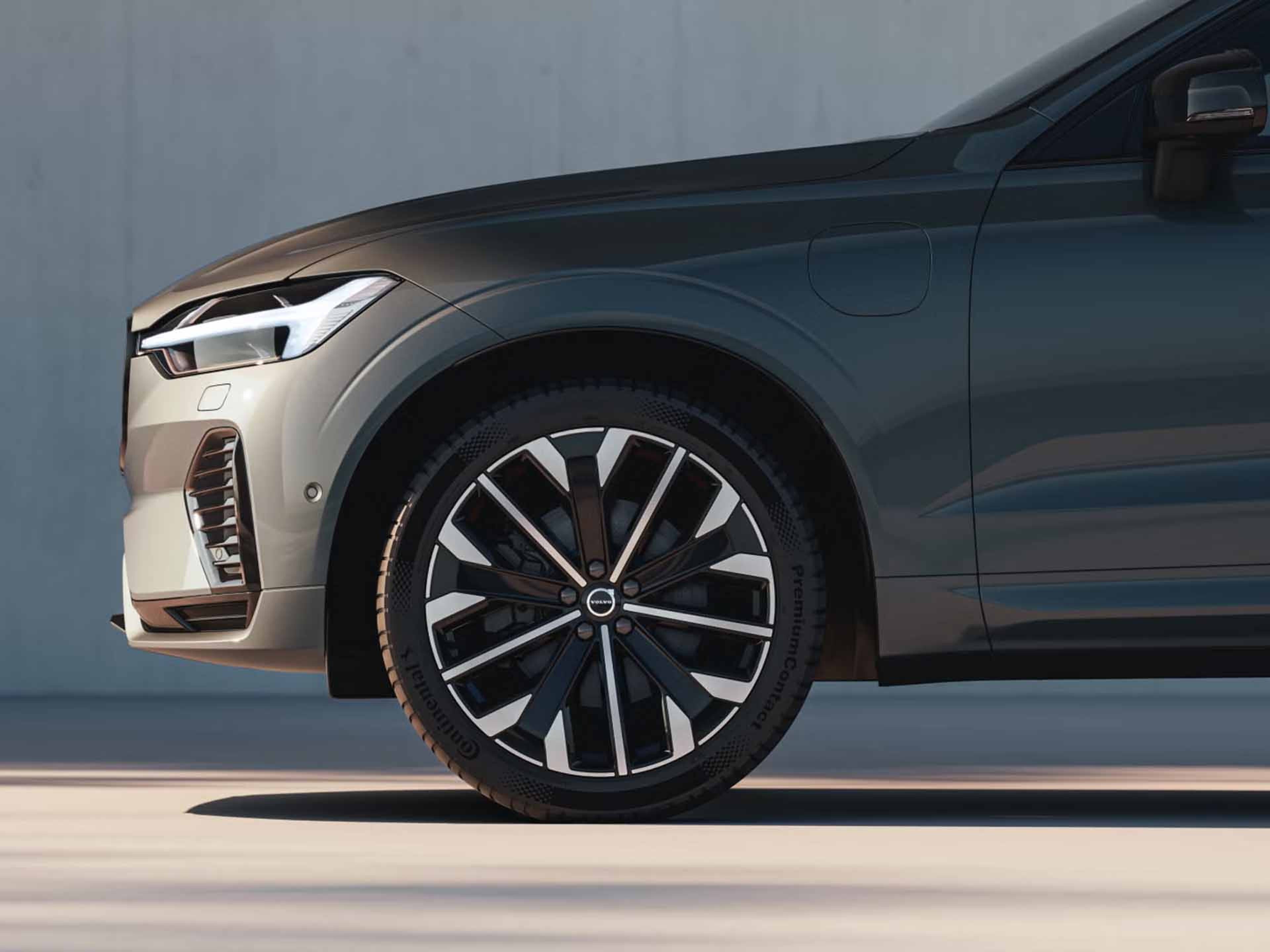 Volvo XC60 híbrido enchufable vista frontal de su llanta y su puerta lateral de carga eléctrica