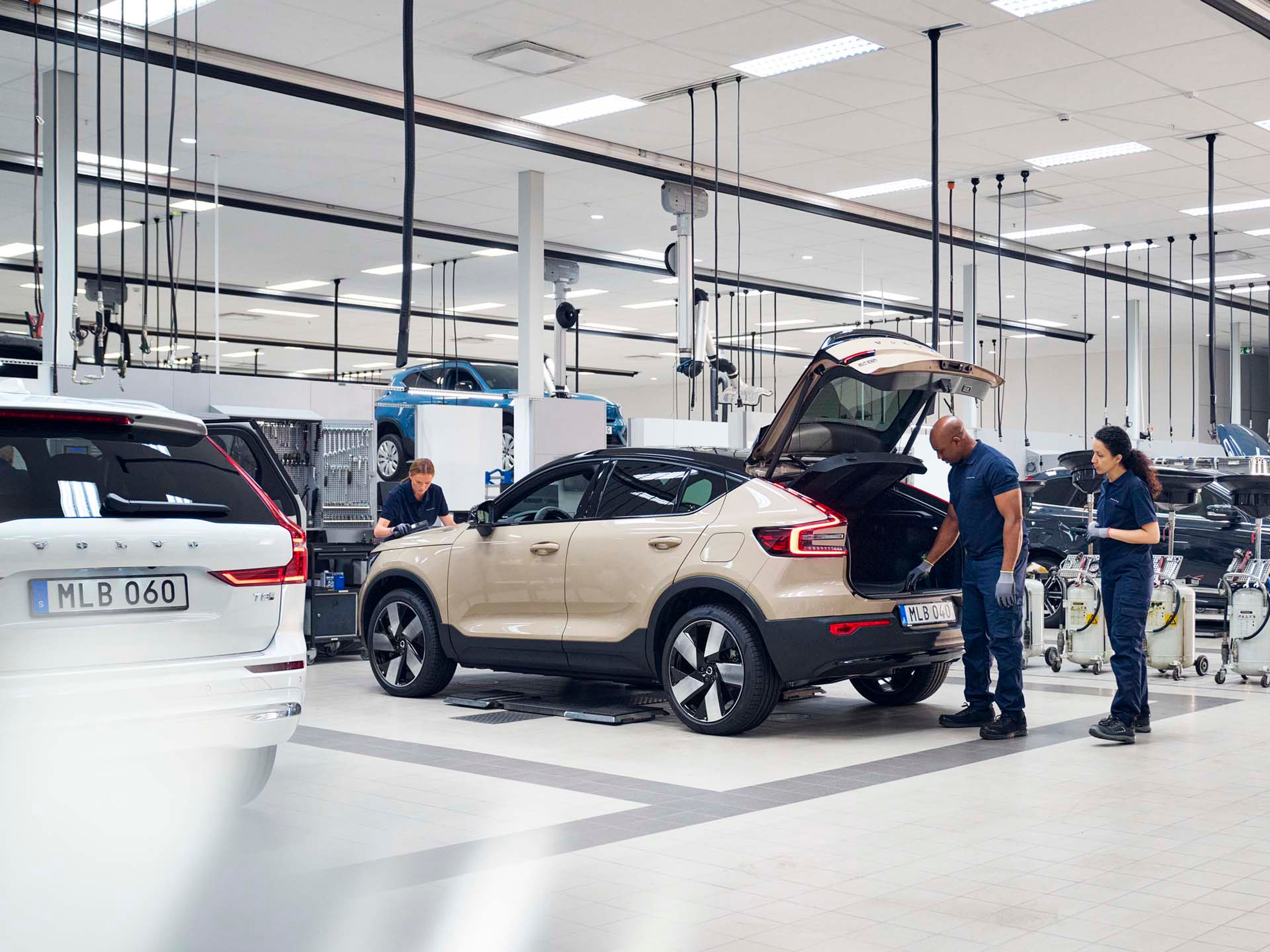 Técnicos y mecánicos en una instalación de un concesionario oficial Volvo