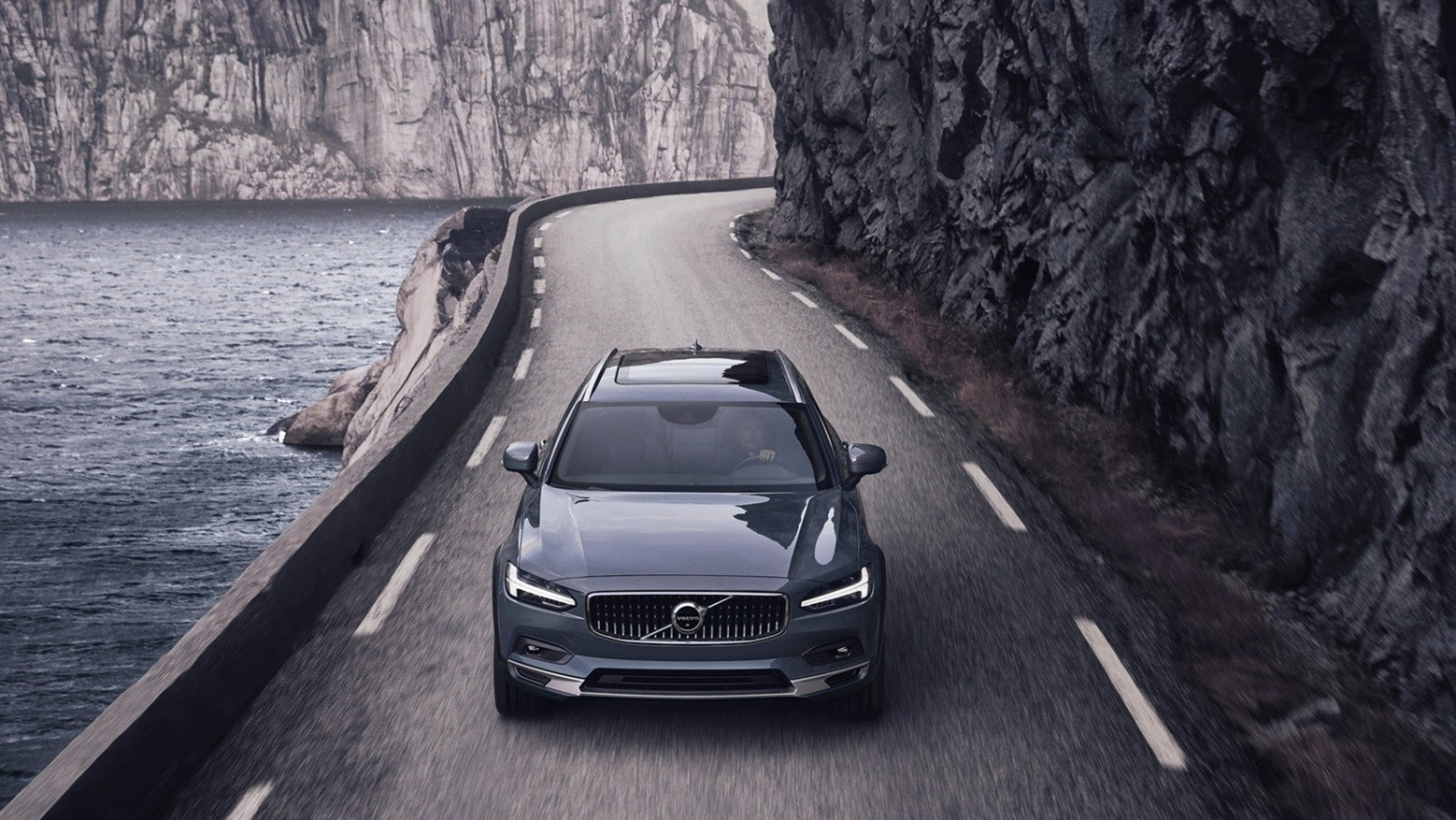 Vedere frontală a unui Volvo care se deplasează pe un drum drept