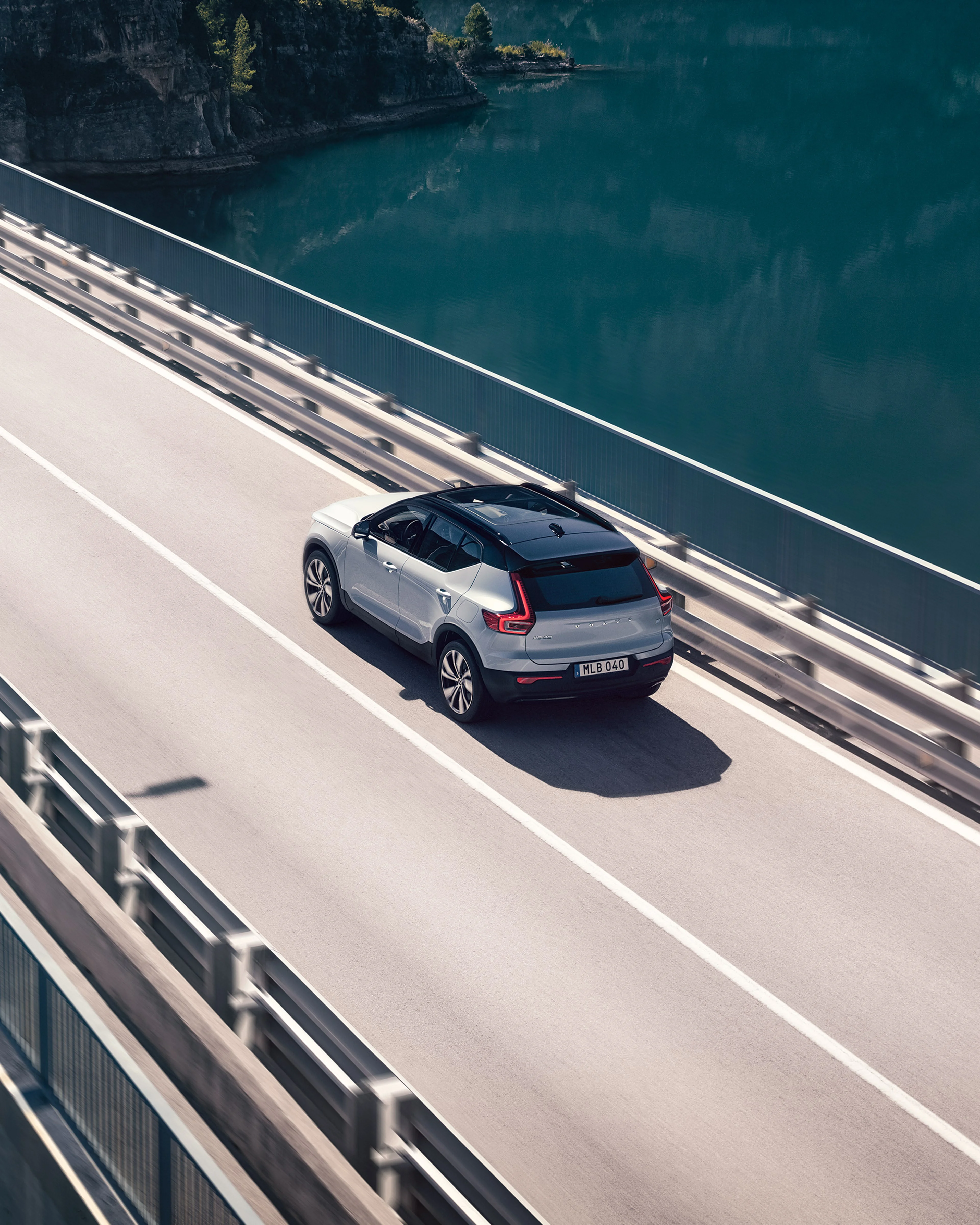 Volvo XC40 traversant un pont vu de dessus