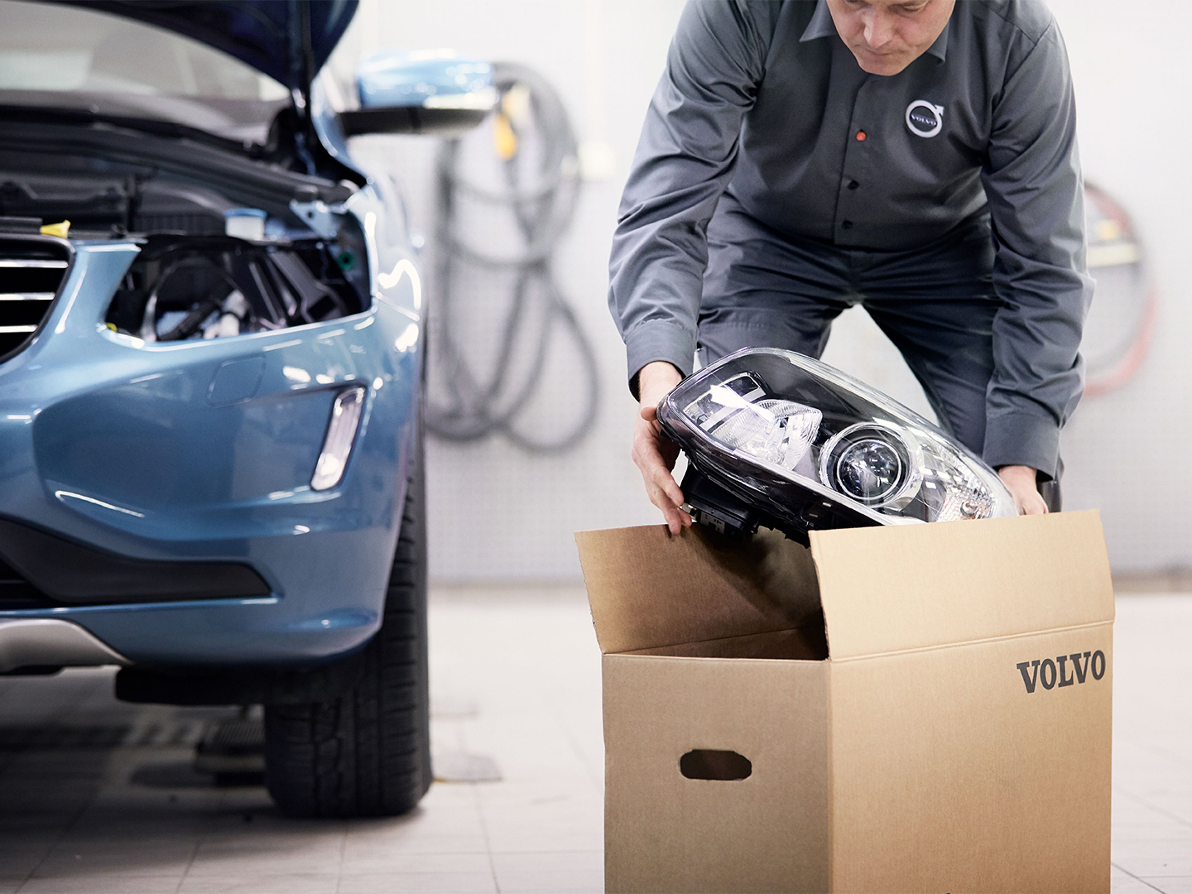 Mechanik wyciągający z pudełka klosz lampy Volvo