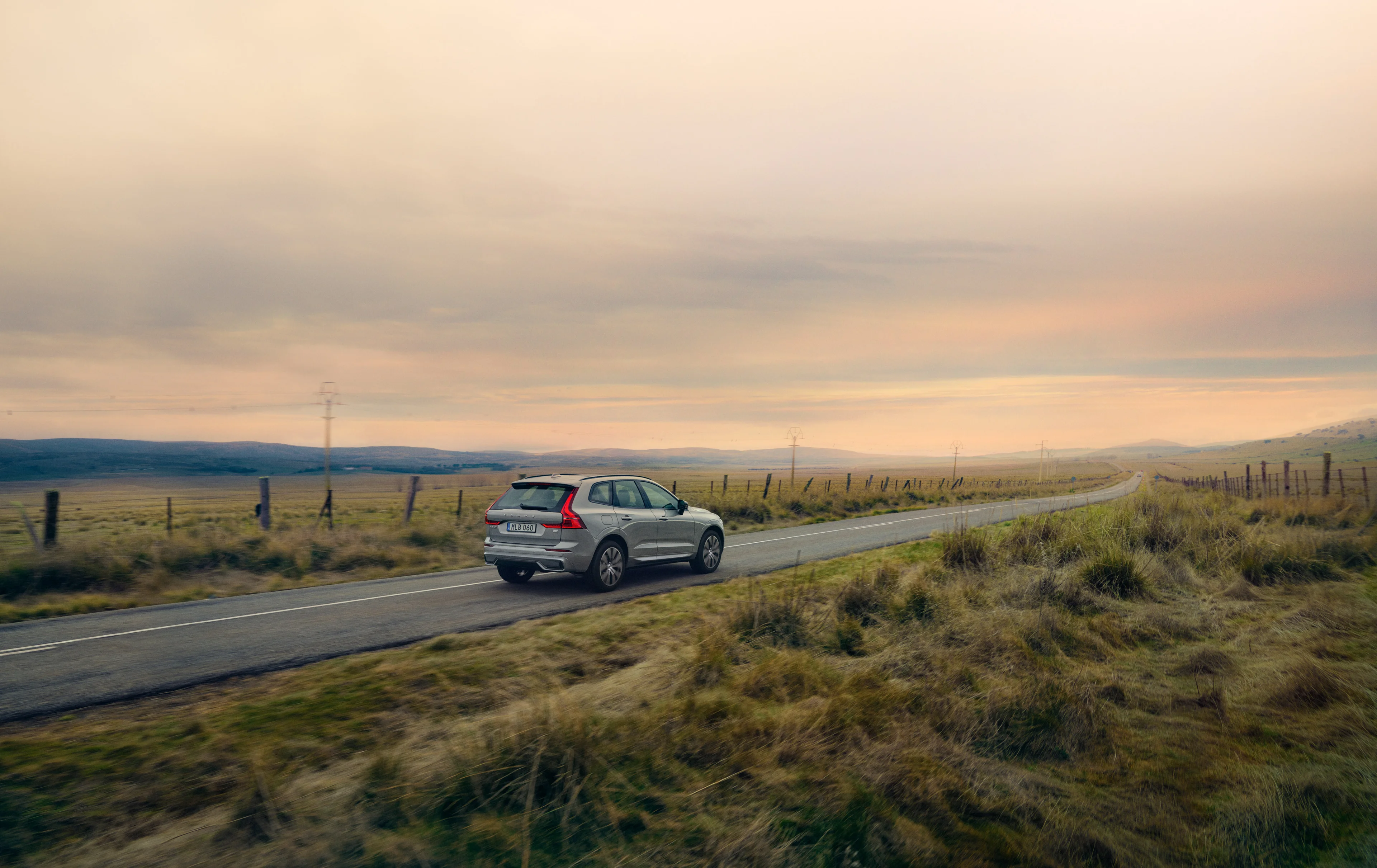 Volvo XC60 svetlo šedej farby na ceste v prírode