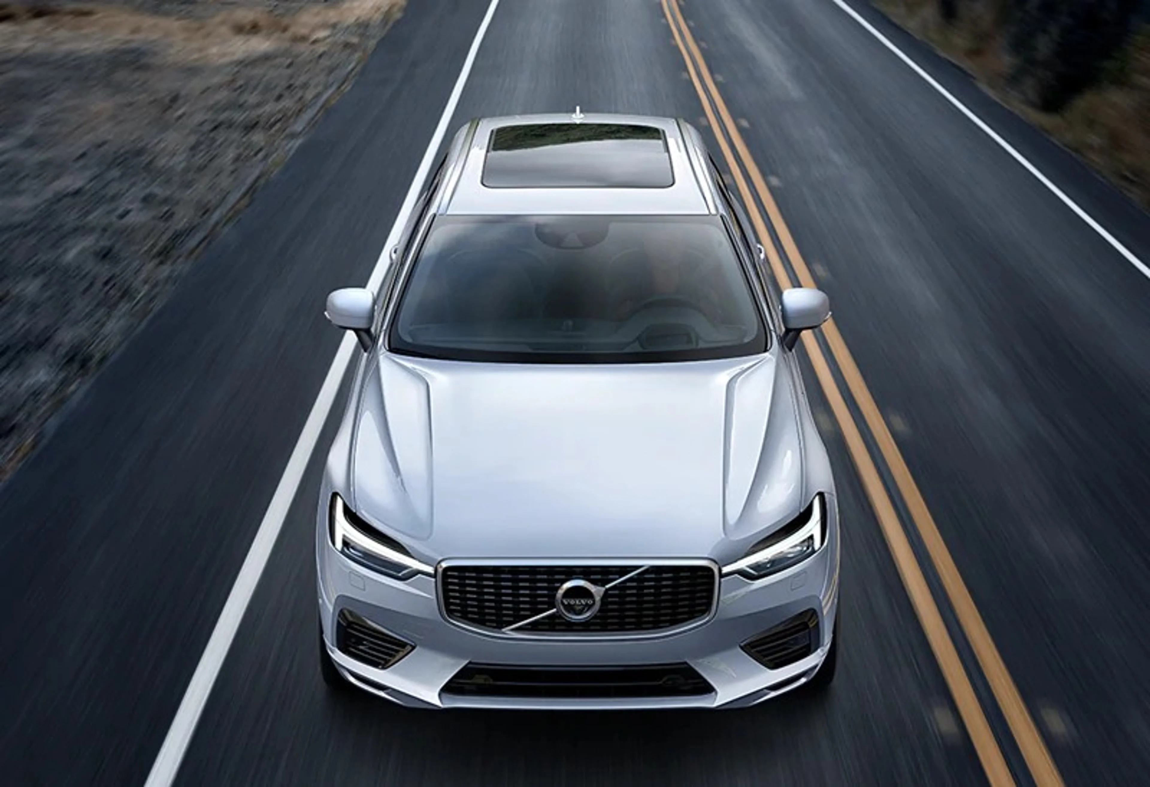 Voiture Volvo sur la route, vue de l'avant
