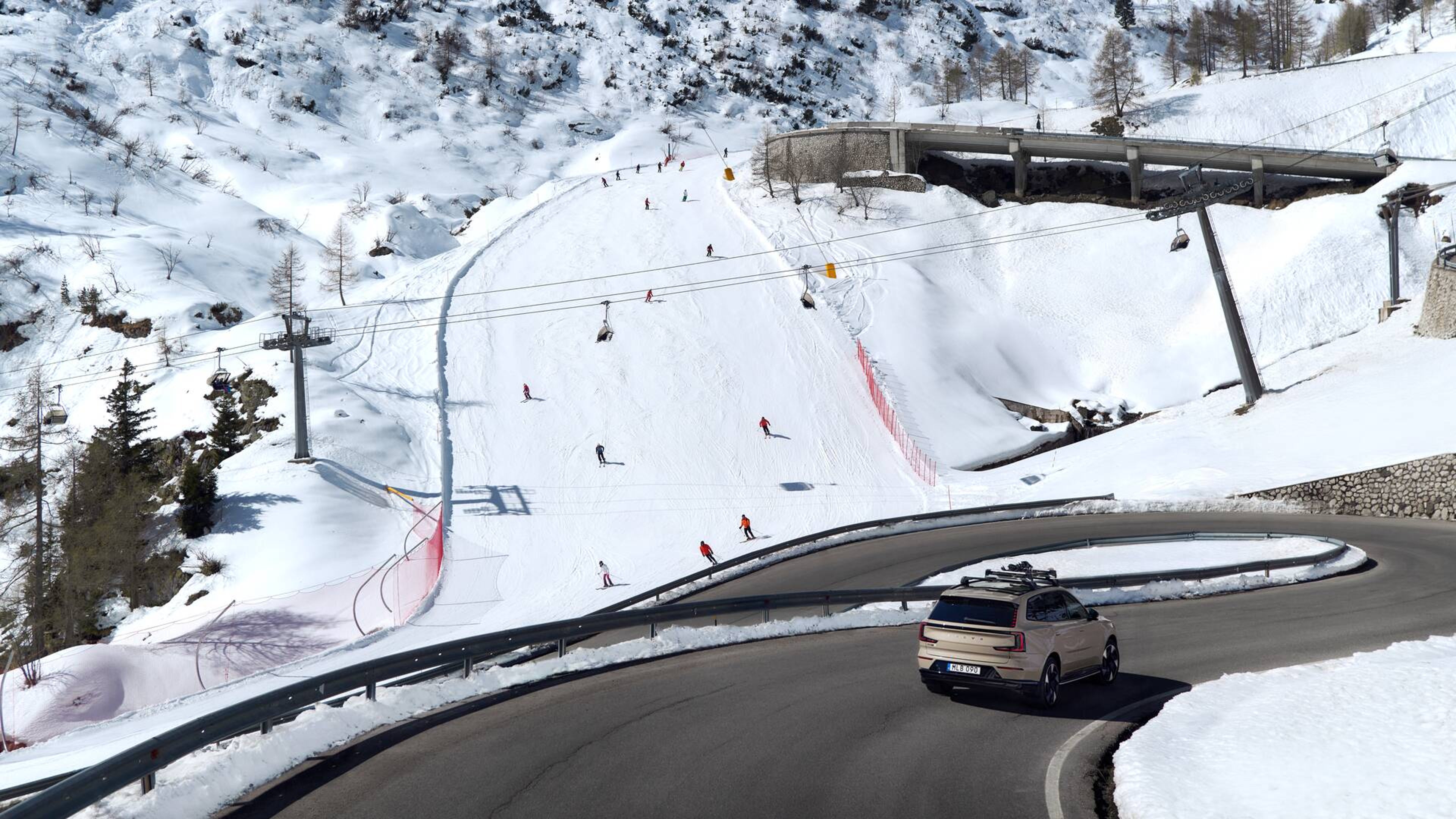 EX90 med utdragbara skidhållare.