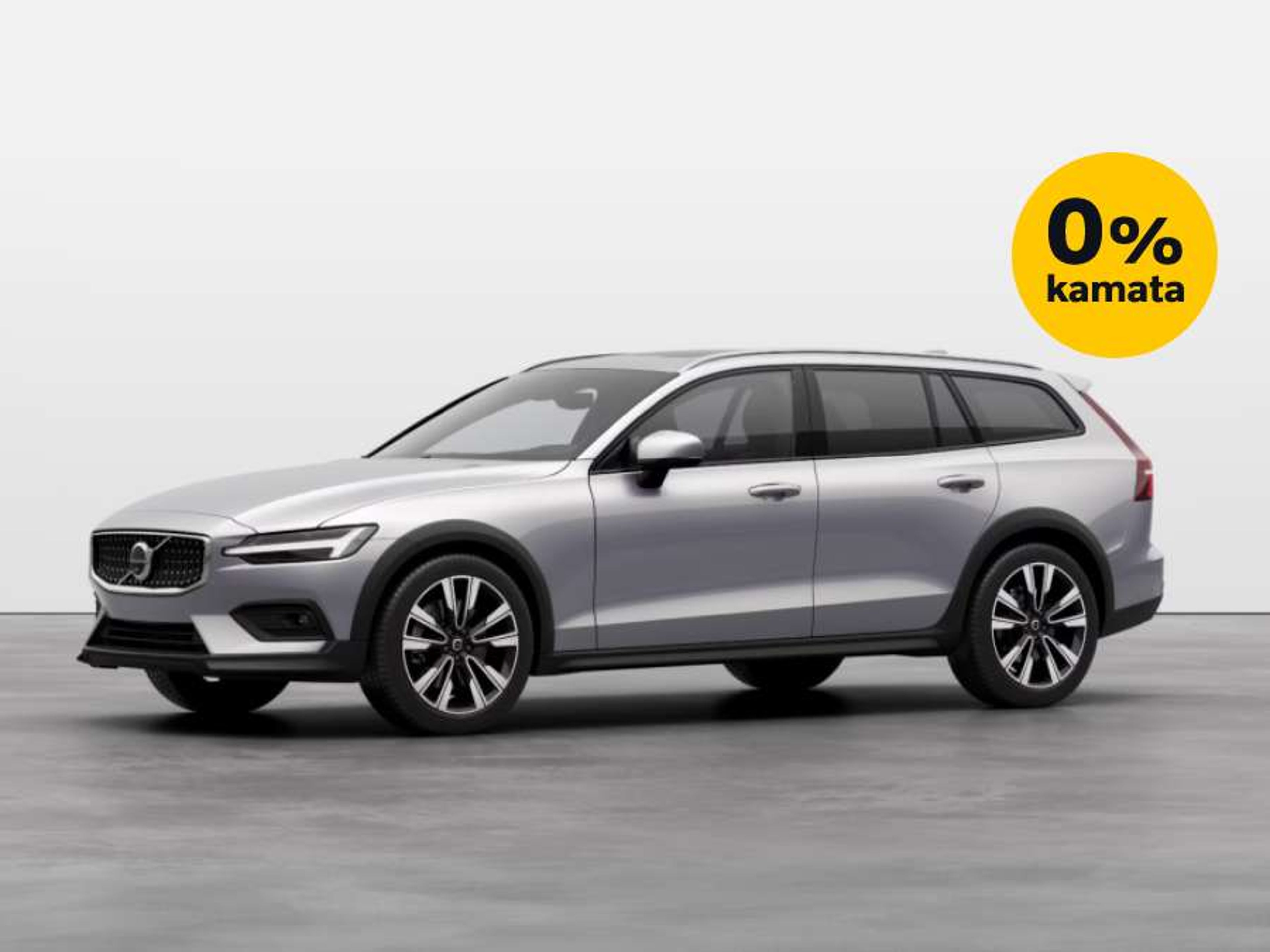 Srebrni Volvo V60 Cross Country parkiran u studijskom okruženju s bijelom pozadinom, uz oznaku '0% kamata' u žutom krugu u gornjem desnom kutu.
