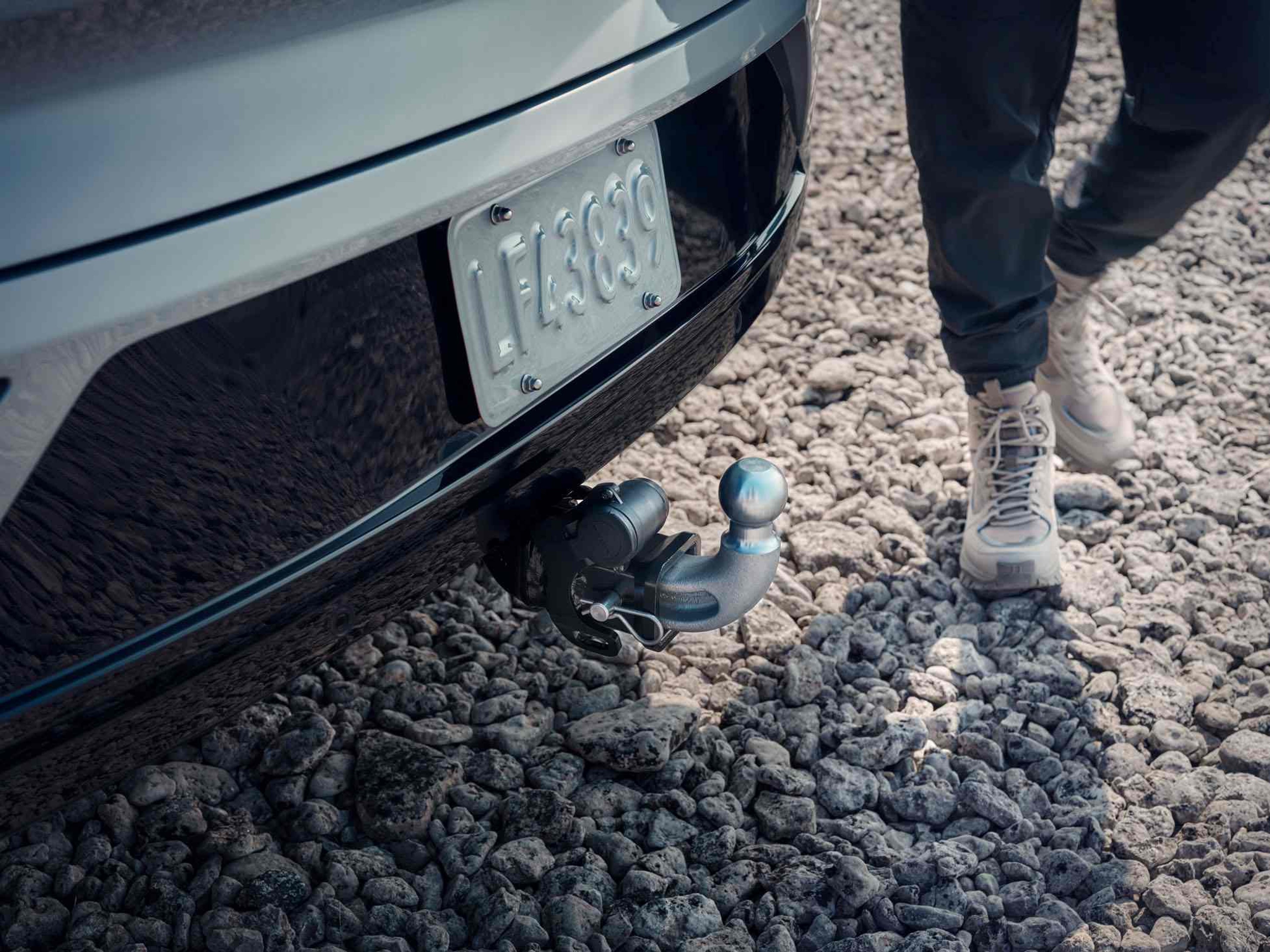 Retractable Trailer Hitch - Volvo Cars Accessory