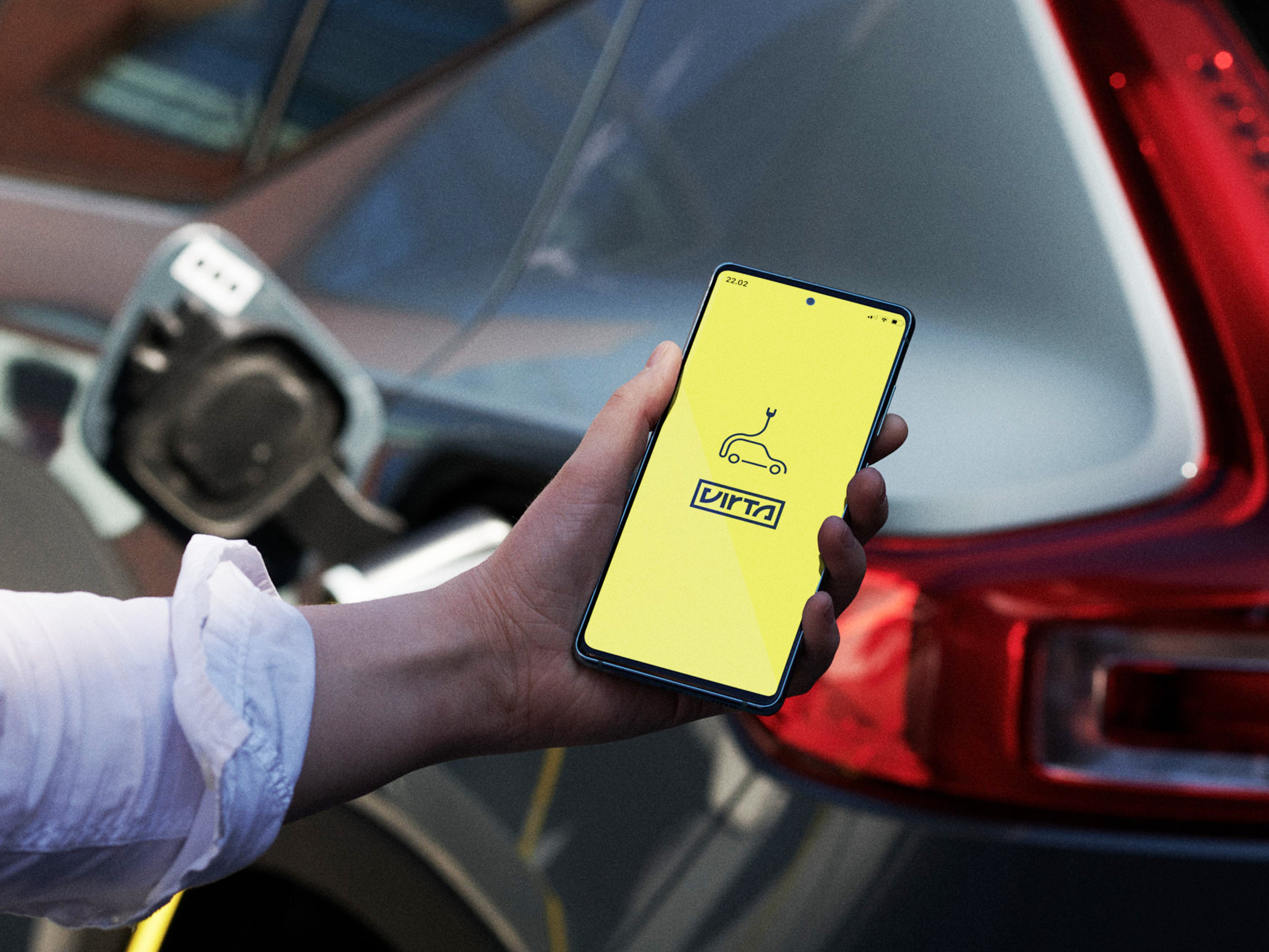 Miehen kädessä puhelin, jossa on avoinna Virta sovellus.