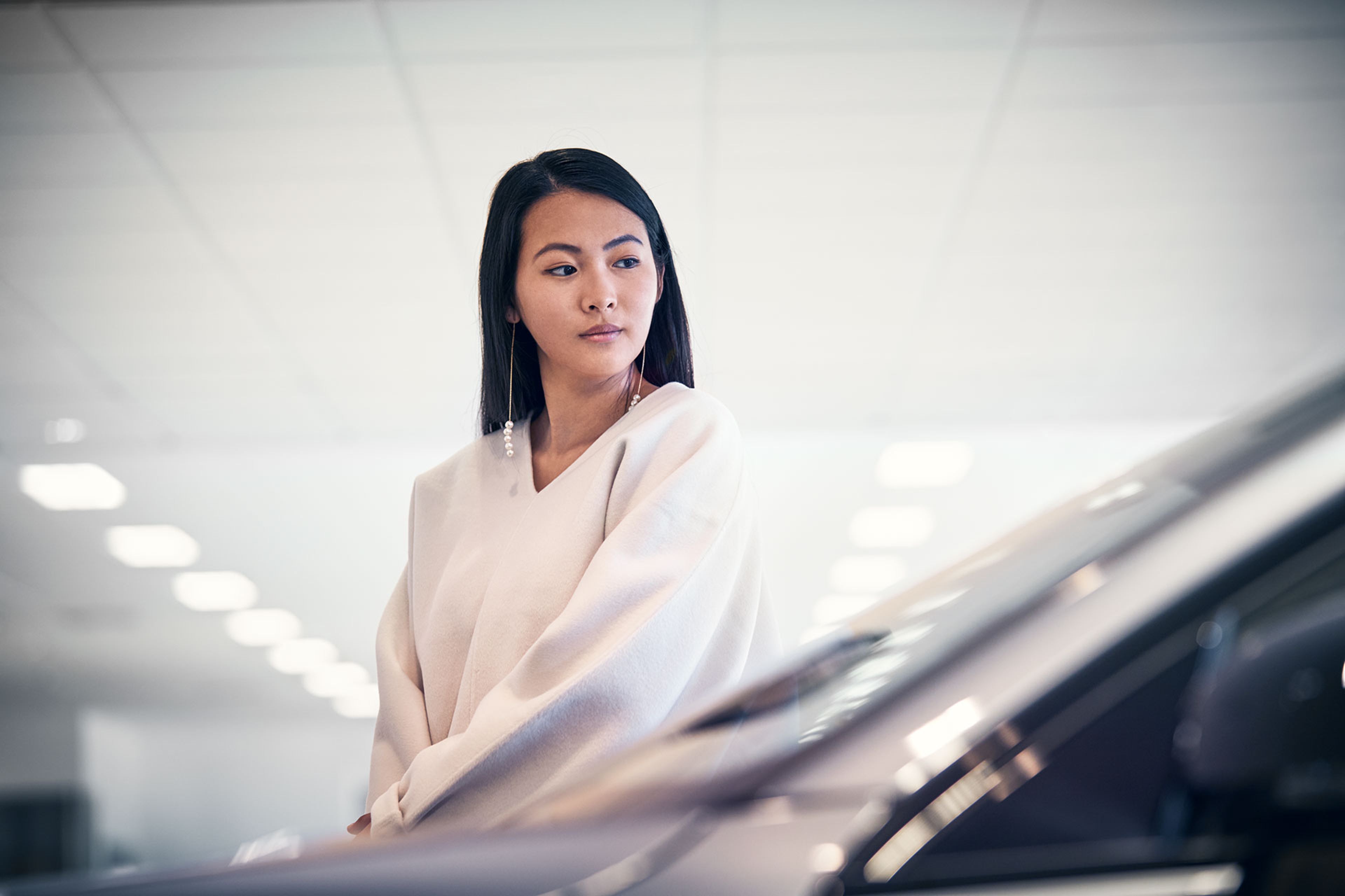 Vedere din față a unui client lângă un Volvo.