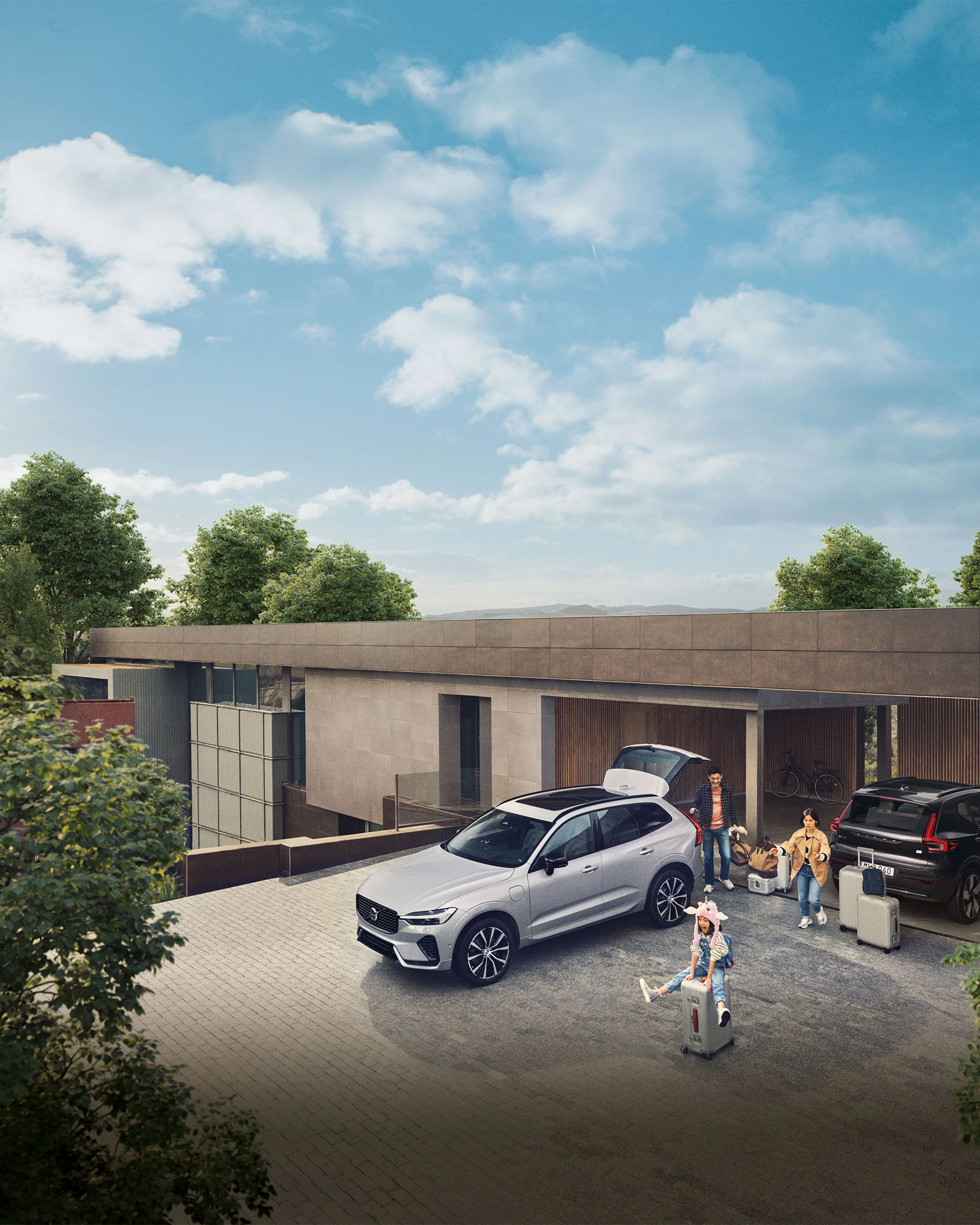 Famille à coté d'un Volvo XC60