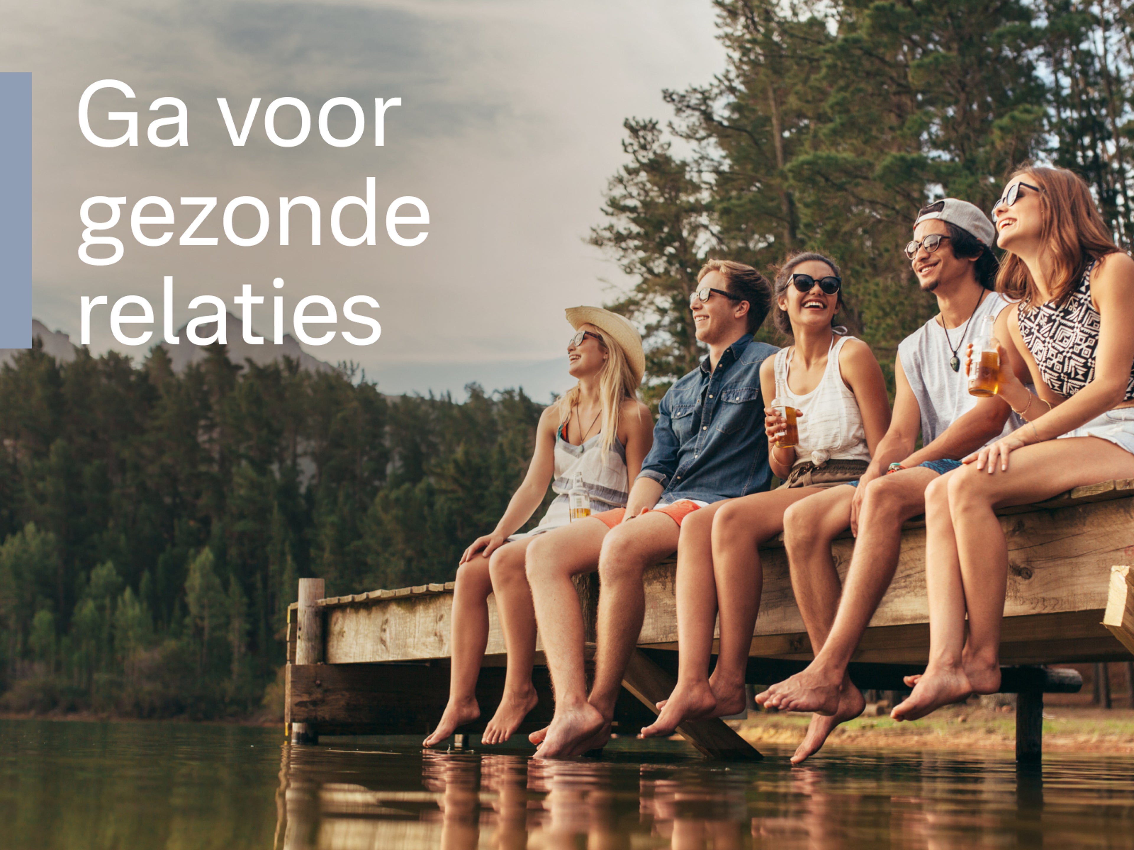 Een groep vrienden geniet lachend van elkaars gezelschap op een houten steiger, met een witte tekst op de voorgrond: ga voor gezonde relaties.