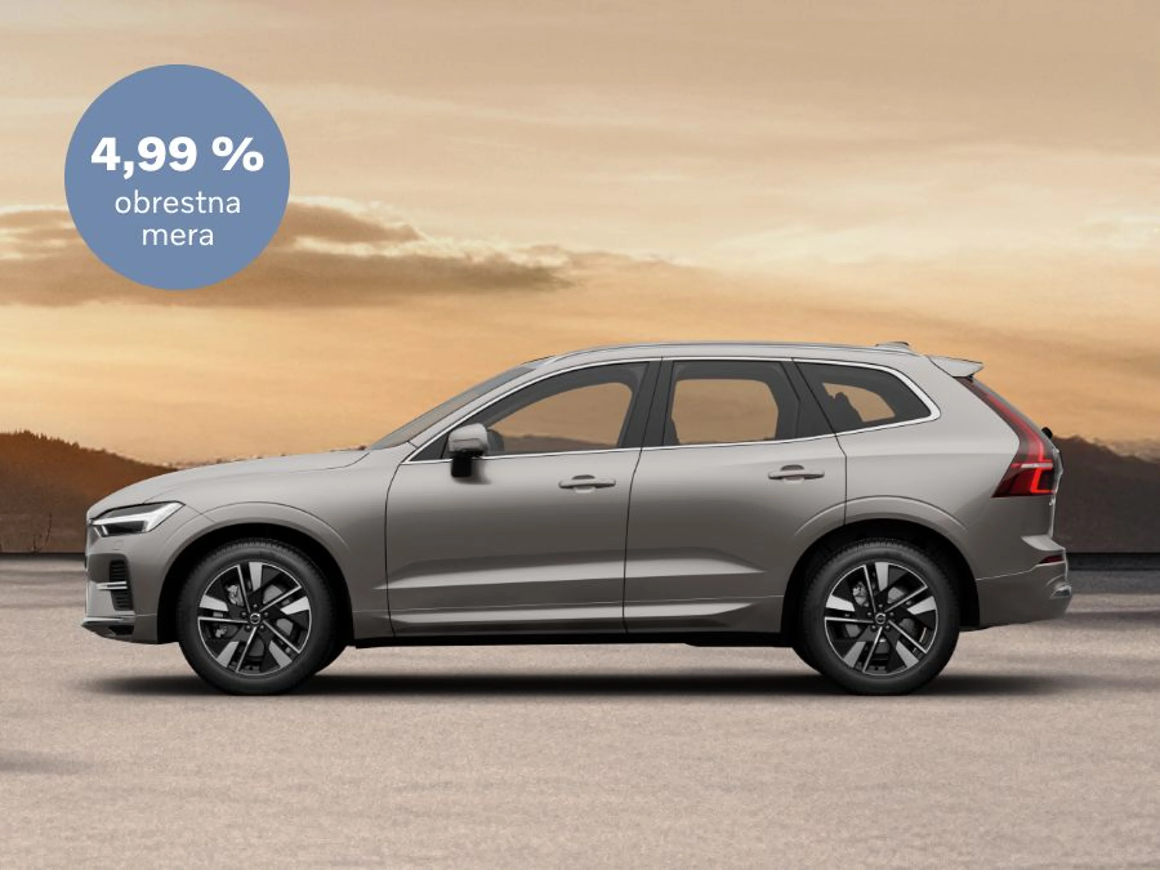 Volvo XC60, parkiran na cesti ob sončnem zahodu, z oznako 4,99 % obrestna mera.