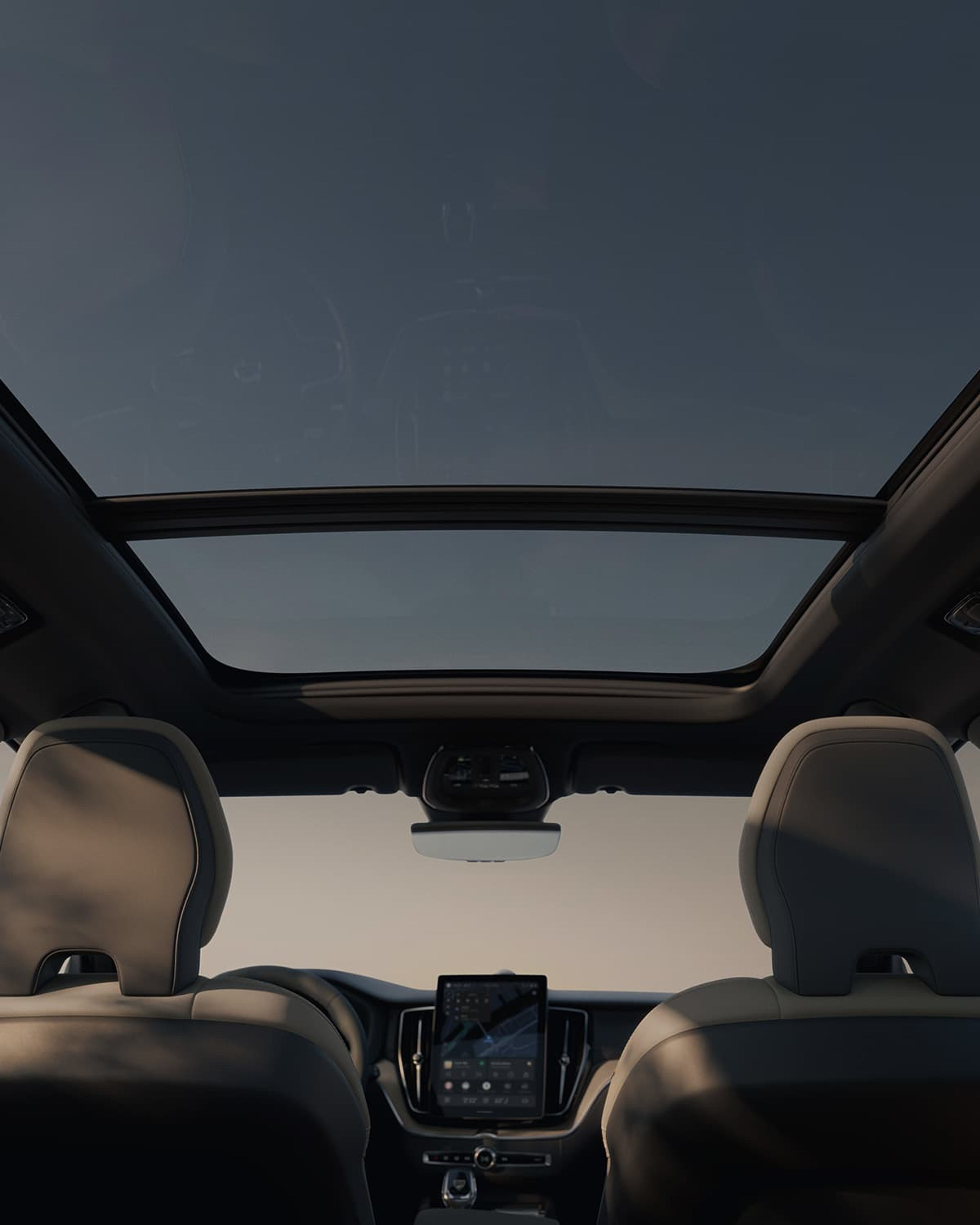 Intérieur avec toit ouvert d'une Volvo XC60.