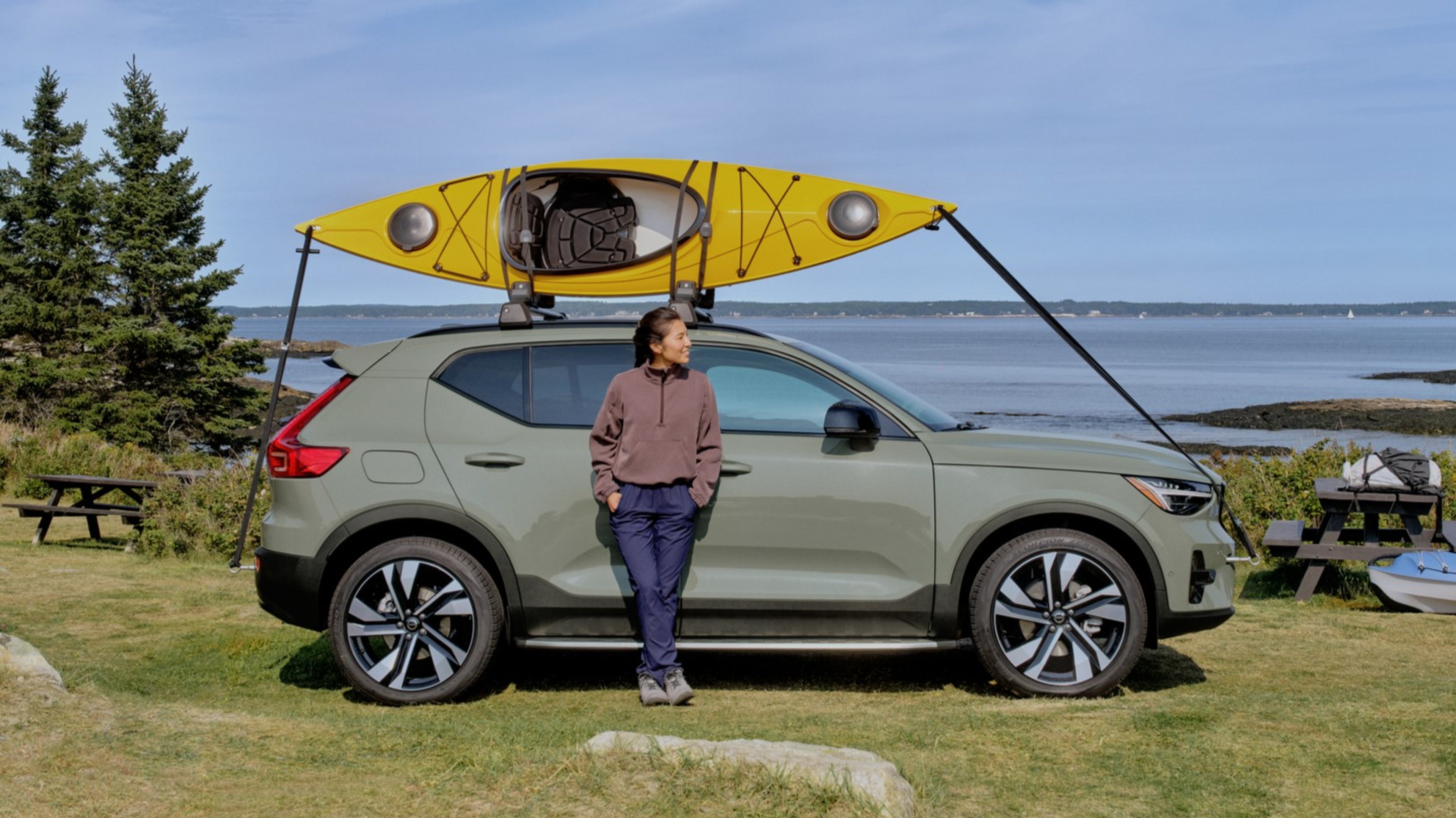 Volvo XC40 with kayak on roof