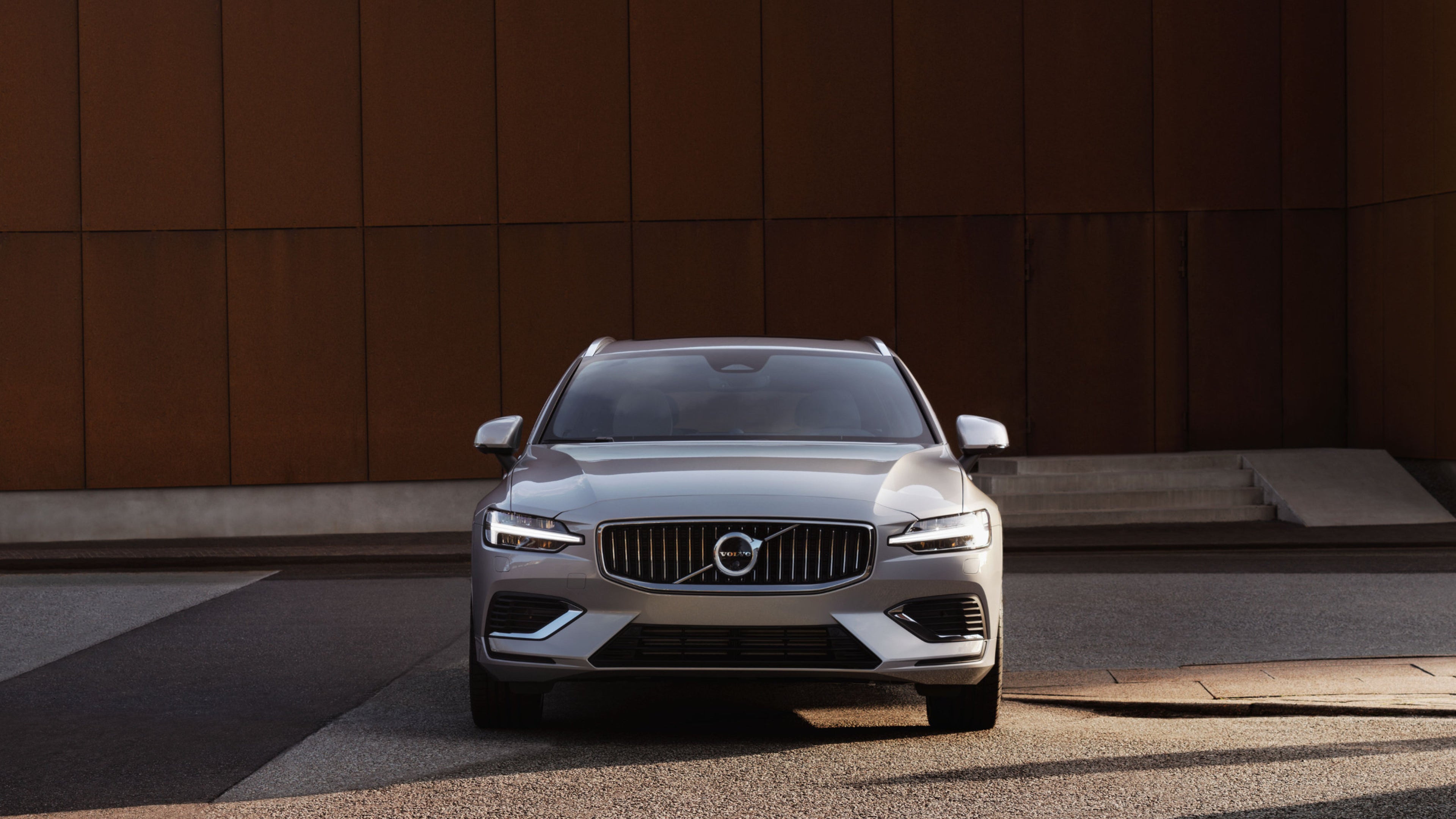 Ein silberner Volvo mit Fokus auf den Kühlergrill